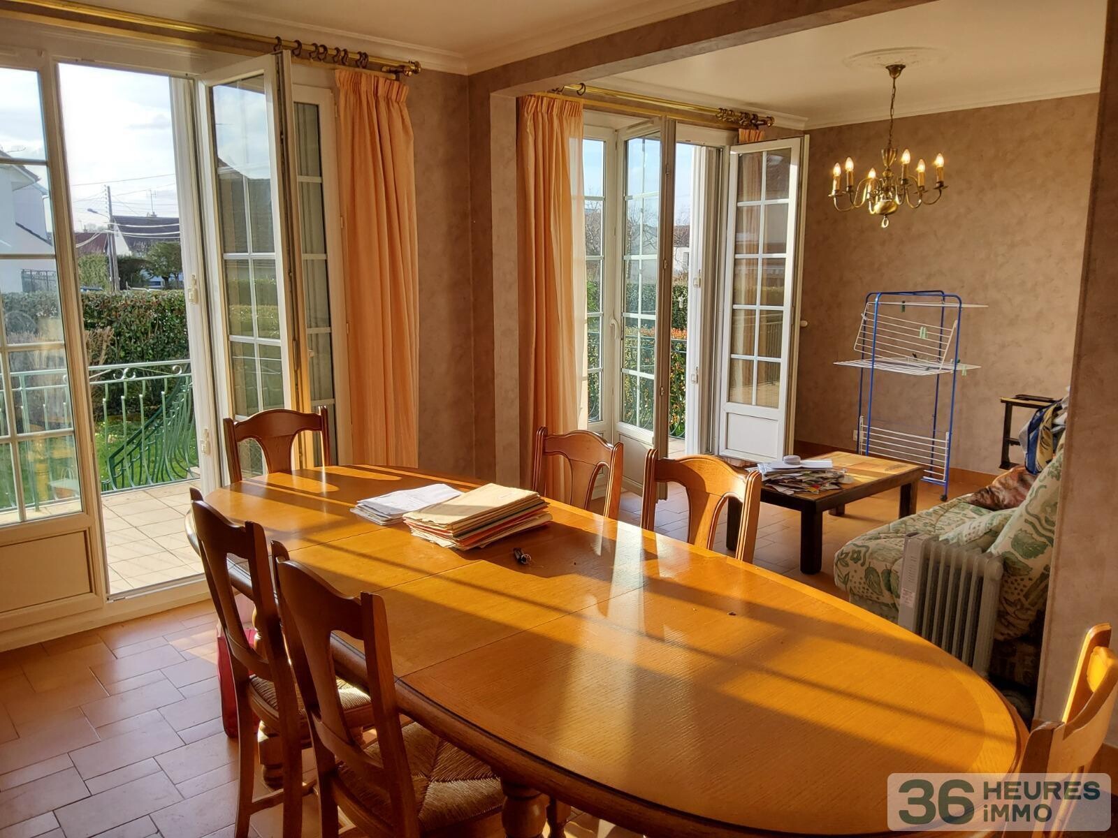 Maison avec garage et jardin. 