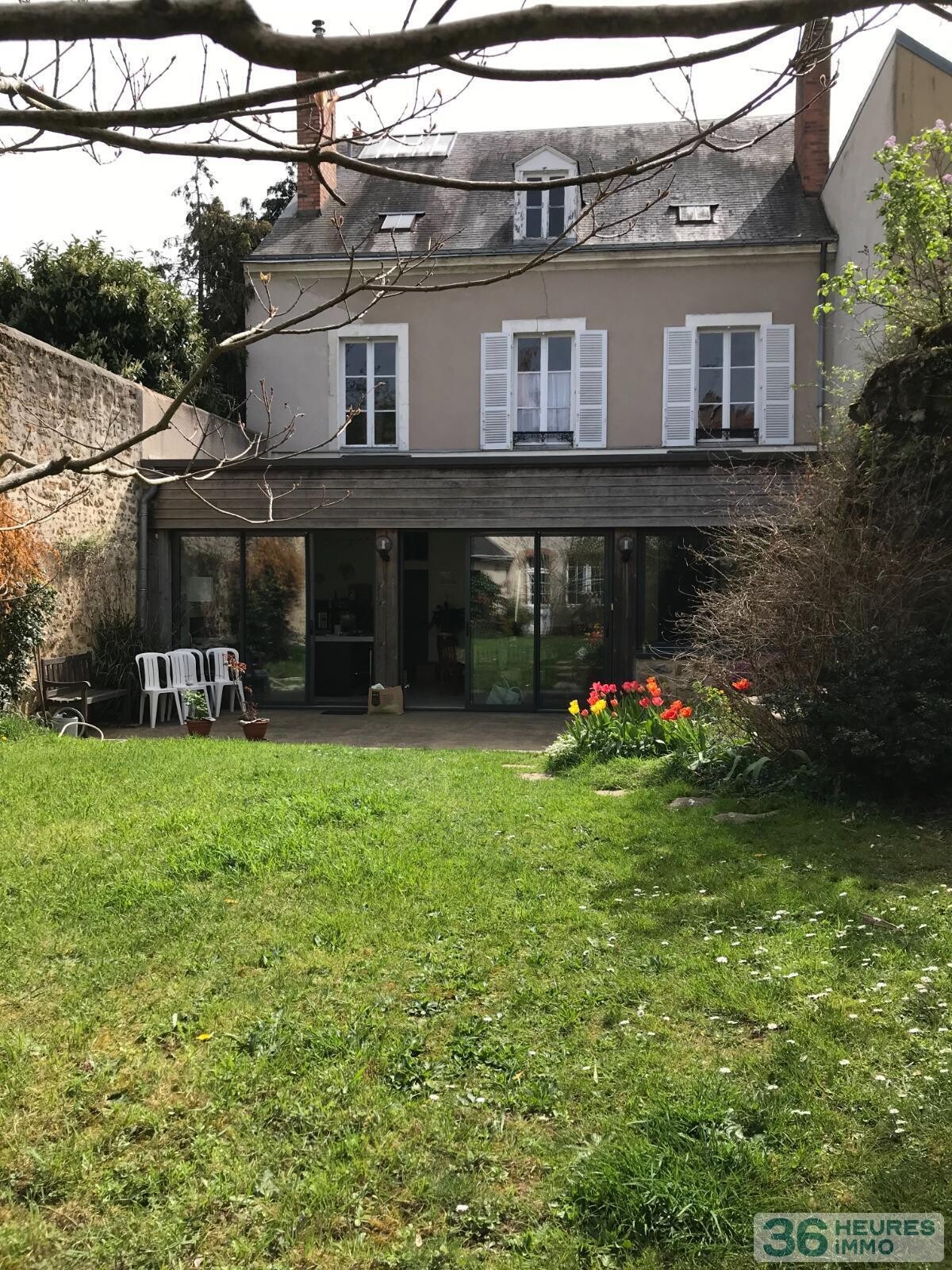 BOURGEOISE AUTHENTIQUE AVEC GARAGE ET JARDIN 