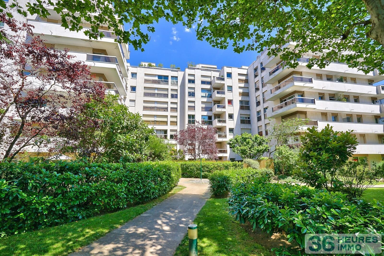 Grand Studio 40 m2 balcon parking cave