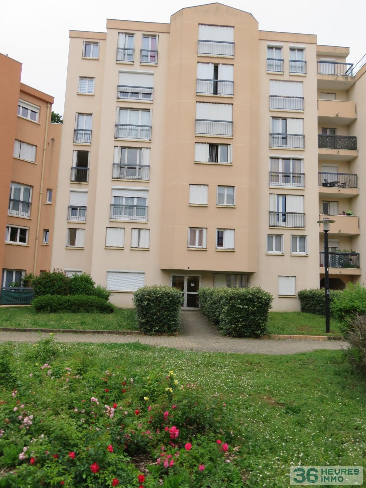 APPARTEMENT DE TYPE TROIS PIECES, DANS RESIDENCE AGREABLE.