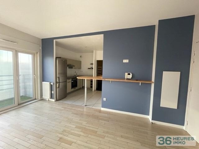 Grand studio avec balcon et stationnement 