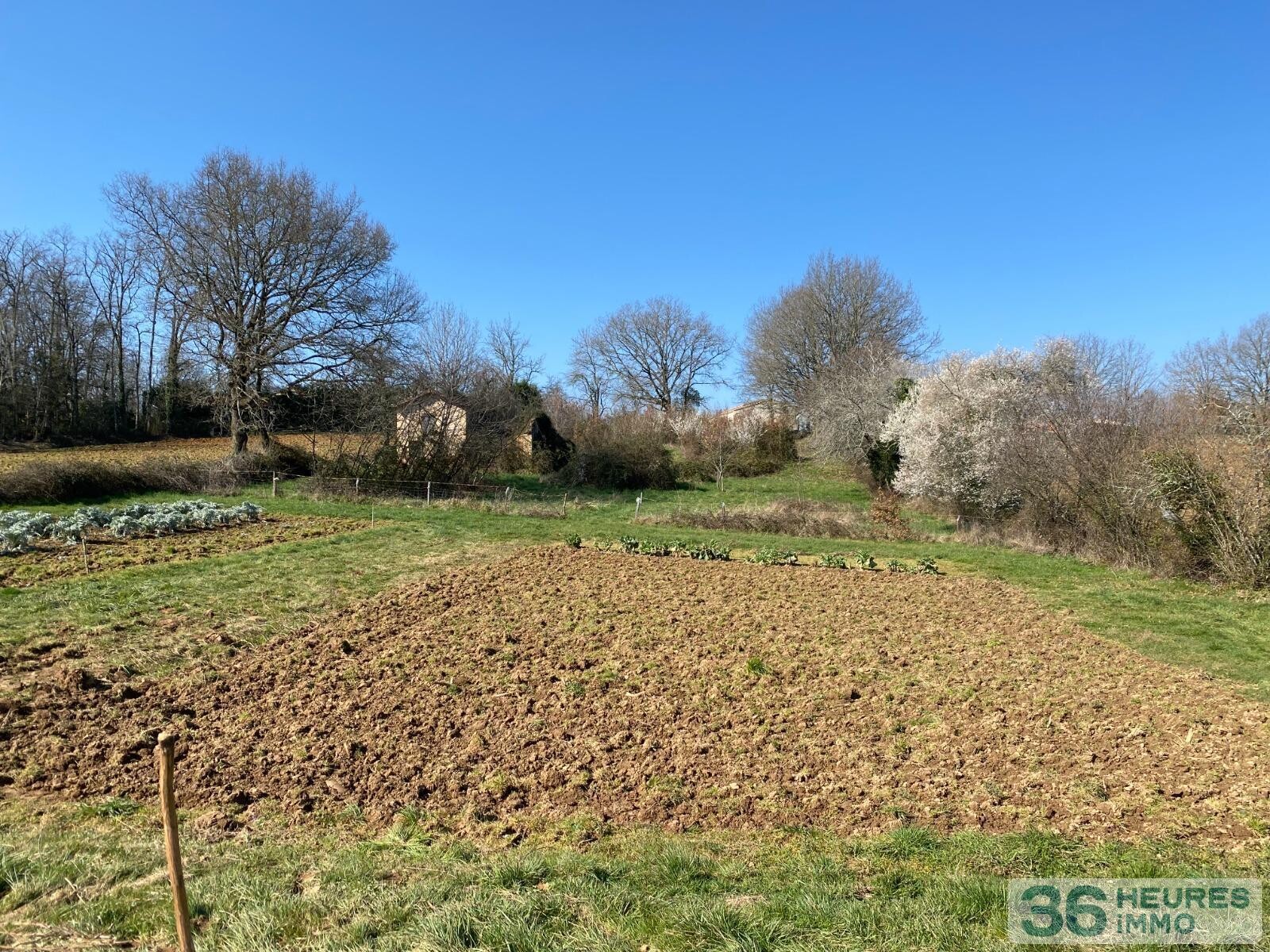 TERRAIN CONSTRUCTIBLE AVEC DEPENDANCE