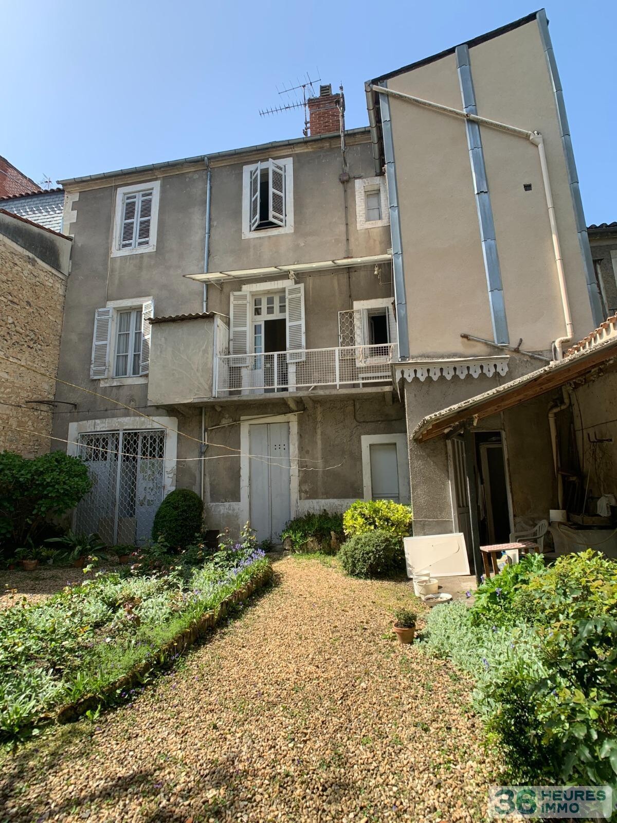 Maison bourgeoise avec jardin et possibilité de stationnement - centre-ville de perigueux