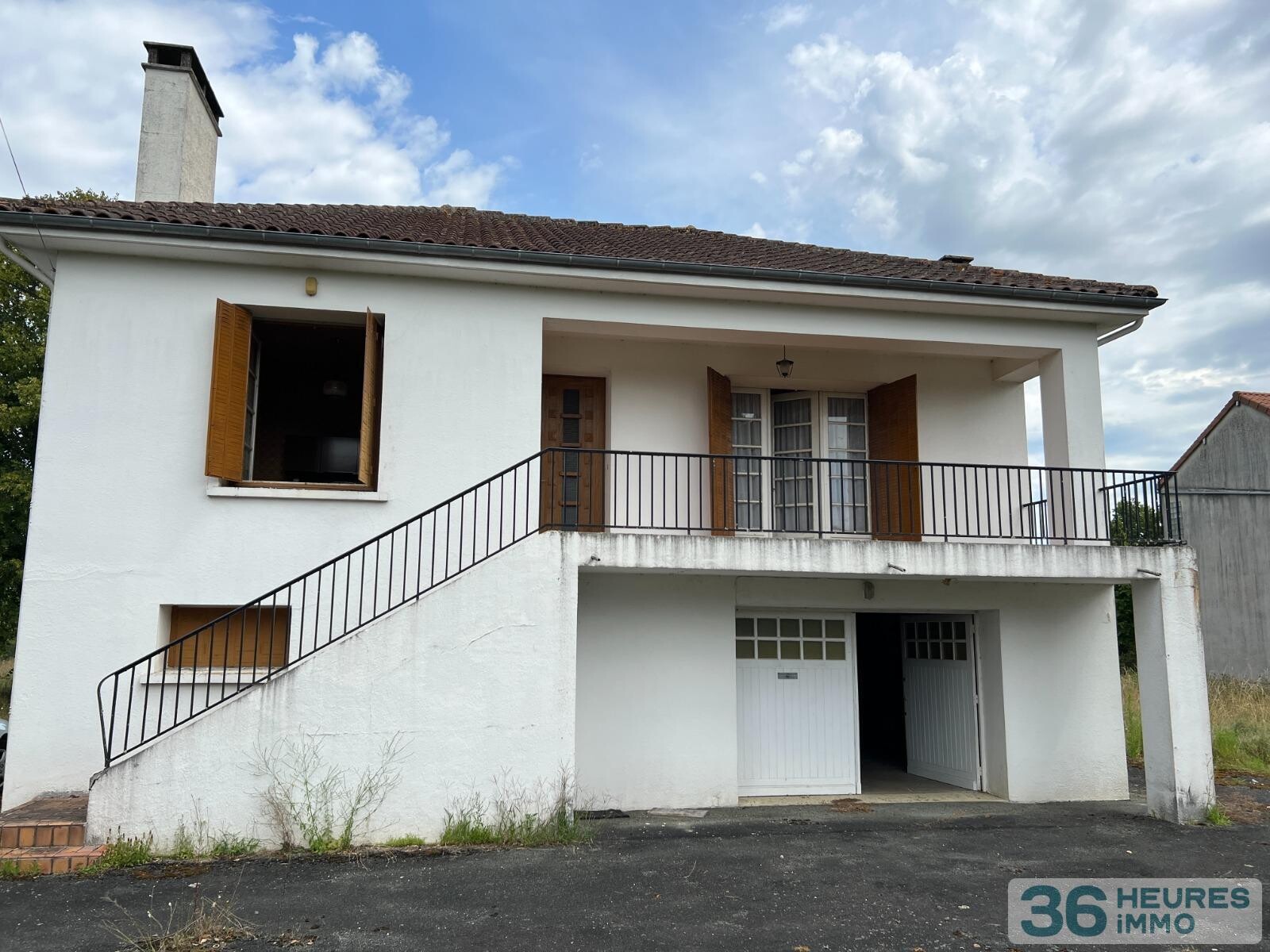 Ensemble de deux maisons sur un grand terrain arbore