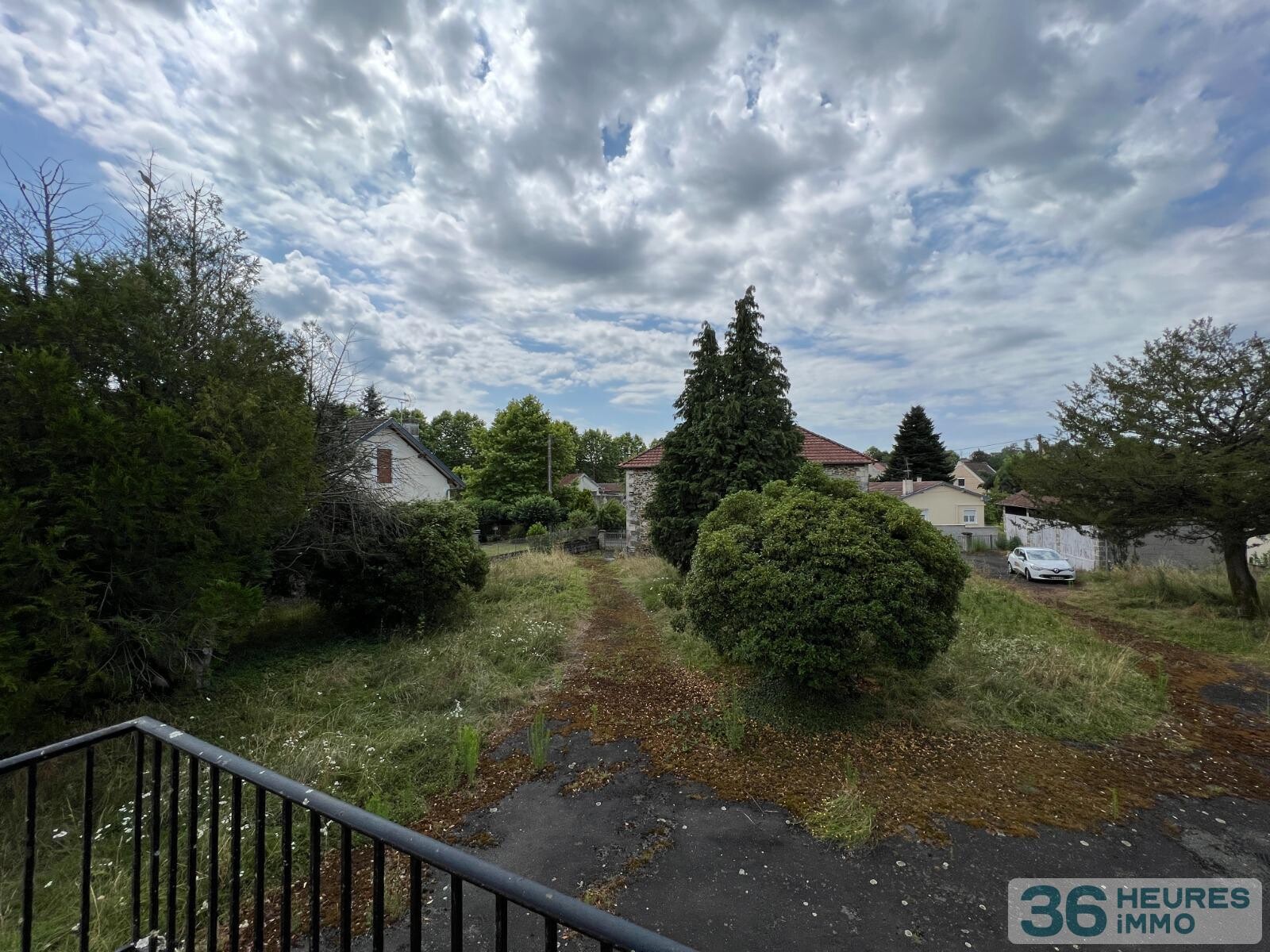 Ensemble de deux maisons sur un grand terrain arbore