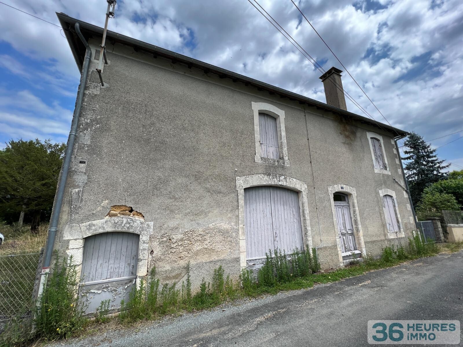 Ensemble de deux maisons sur un grand terrain arbore