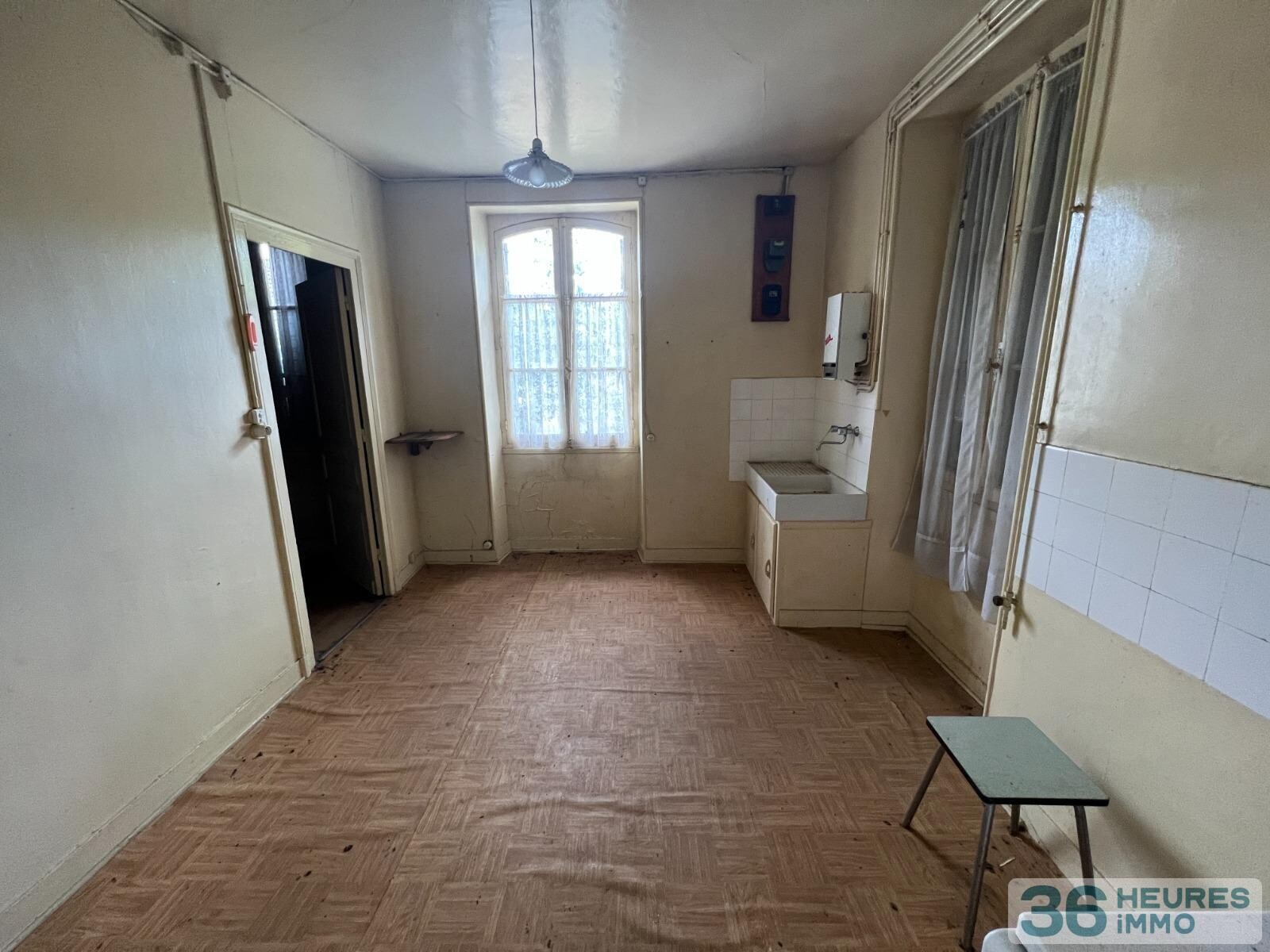 Ensemble de deux maisons sur un grand terrain arbore