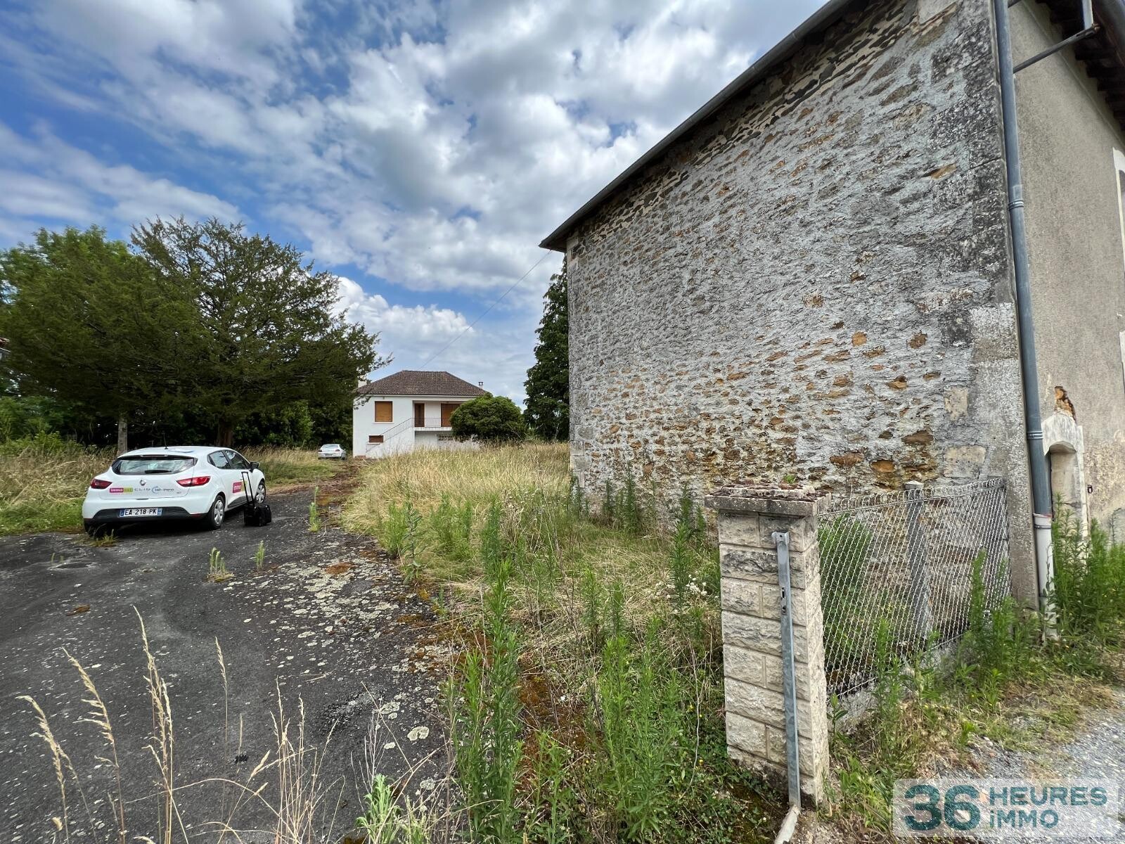 Ensemble de deux maisons sur un grand terrain arbore
