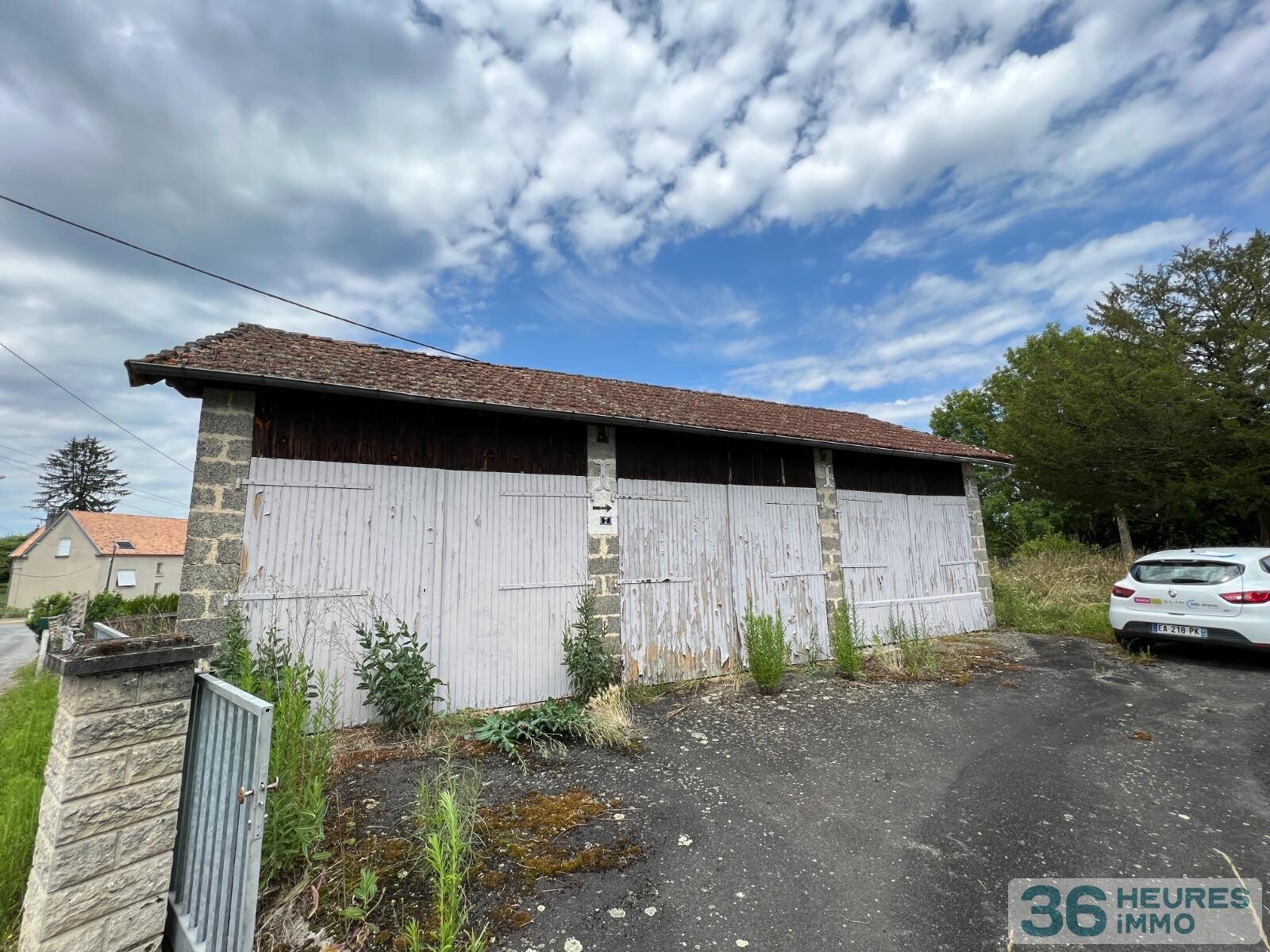 Ensemble de deux maisons sur un grand terrain arbore