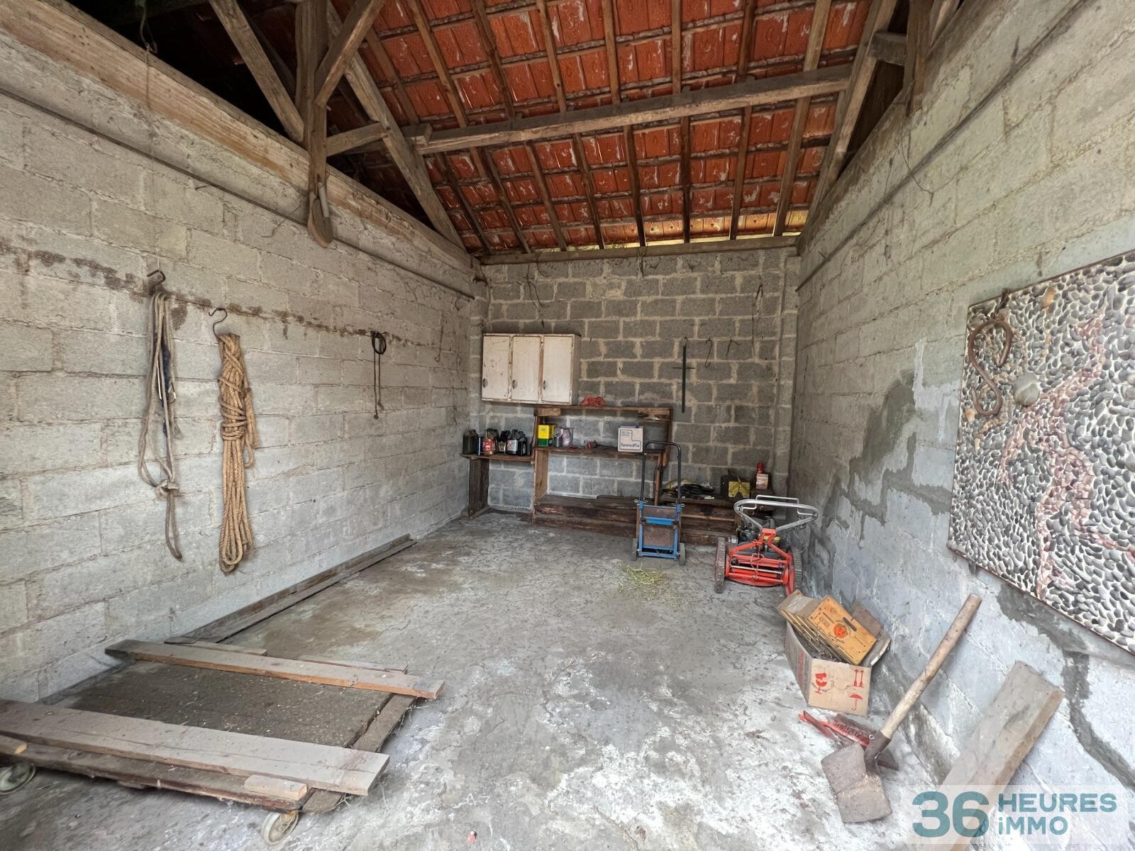 Ensemble de deux maisons sur un grand terrain arbore