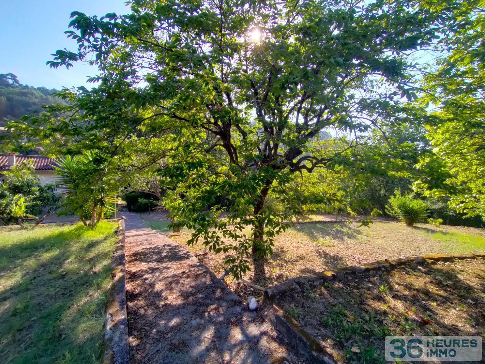 grand terrain à bâtir avec une maison à rénover