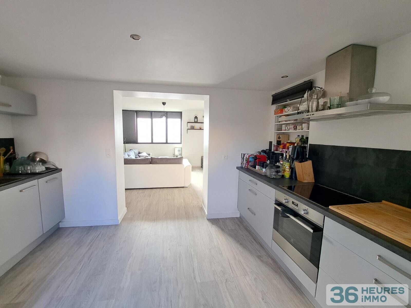 CENTRE BOURG - MAISON RENOVEE AVEC COUR ET PARKING 