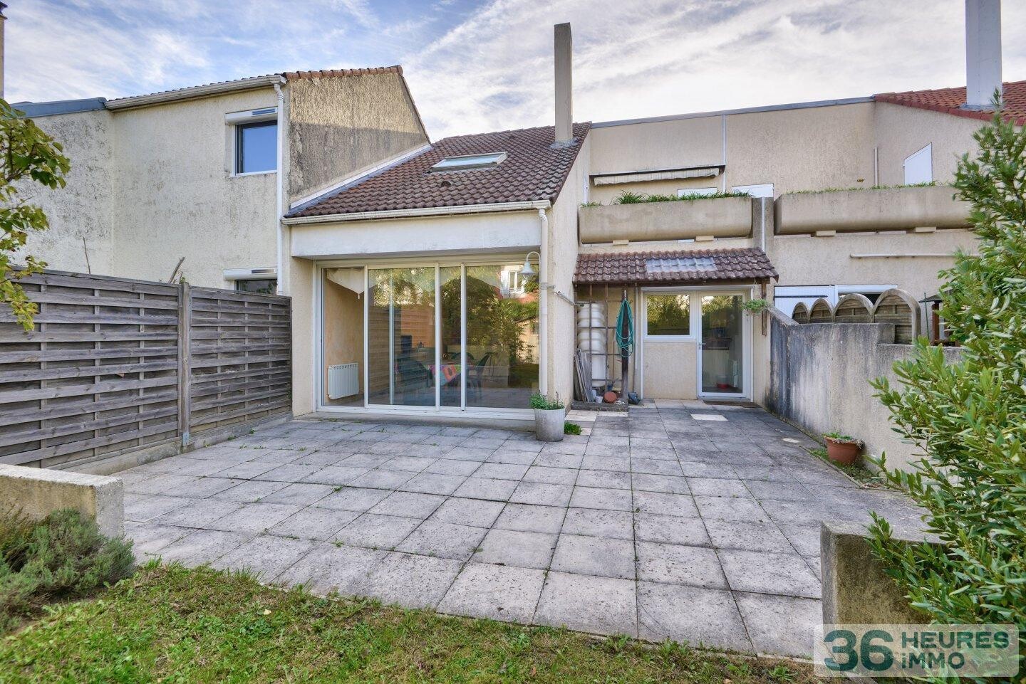 Maison avec jardin ensoleillé