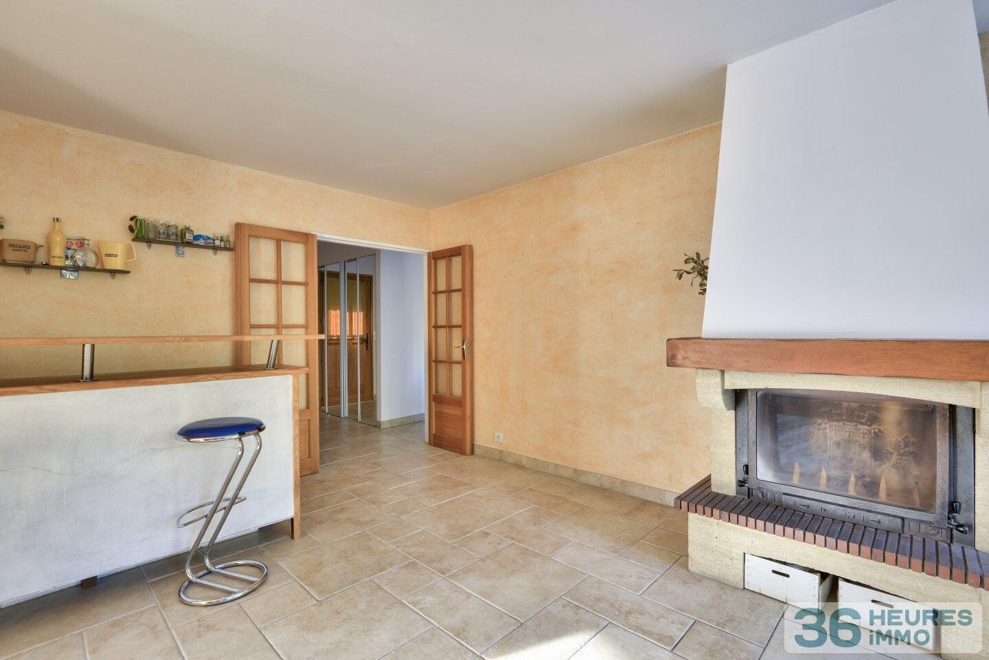 Maison avec jardin ensoleillé