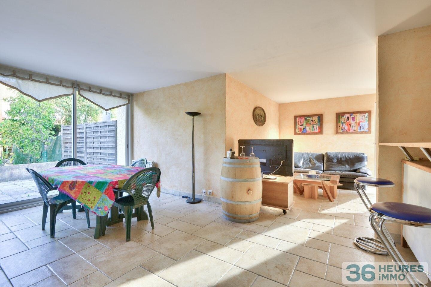 Maison avec jardin ensoleillé