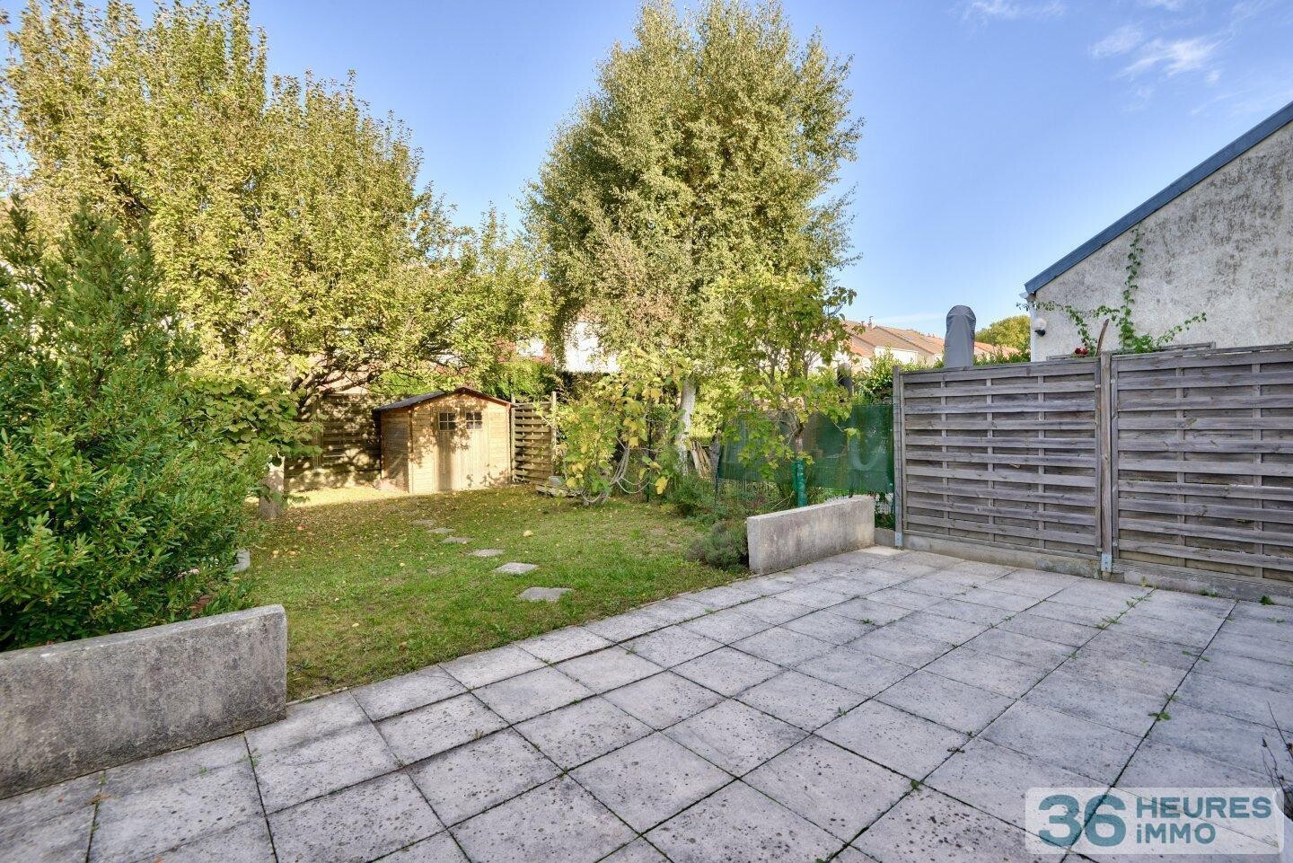 Maison avec jardin ensoleillé