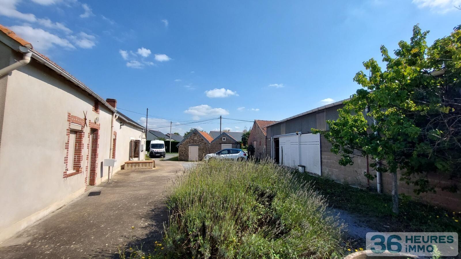 Ensemble immobilier composé d'un immeuble, d'un garage, d'un atelier, une grange, 4 cellules , dépendances