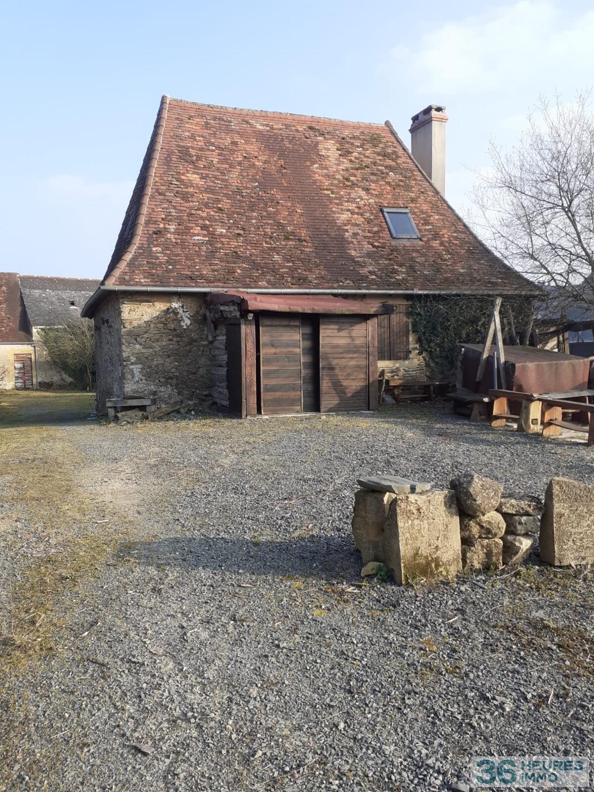 Ensemble immobilier - maison + grange + dépendances sur vaste terrain