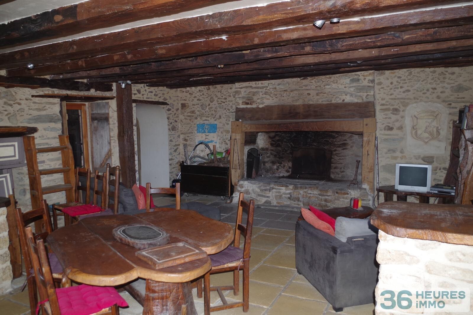 Ensemble immobilier - maison + grange + dépendances sur vaste terrain