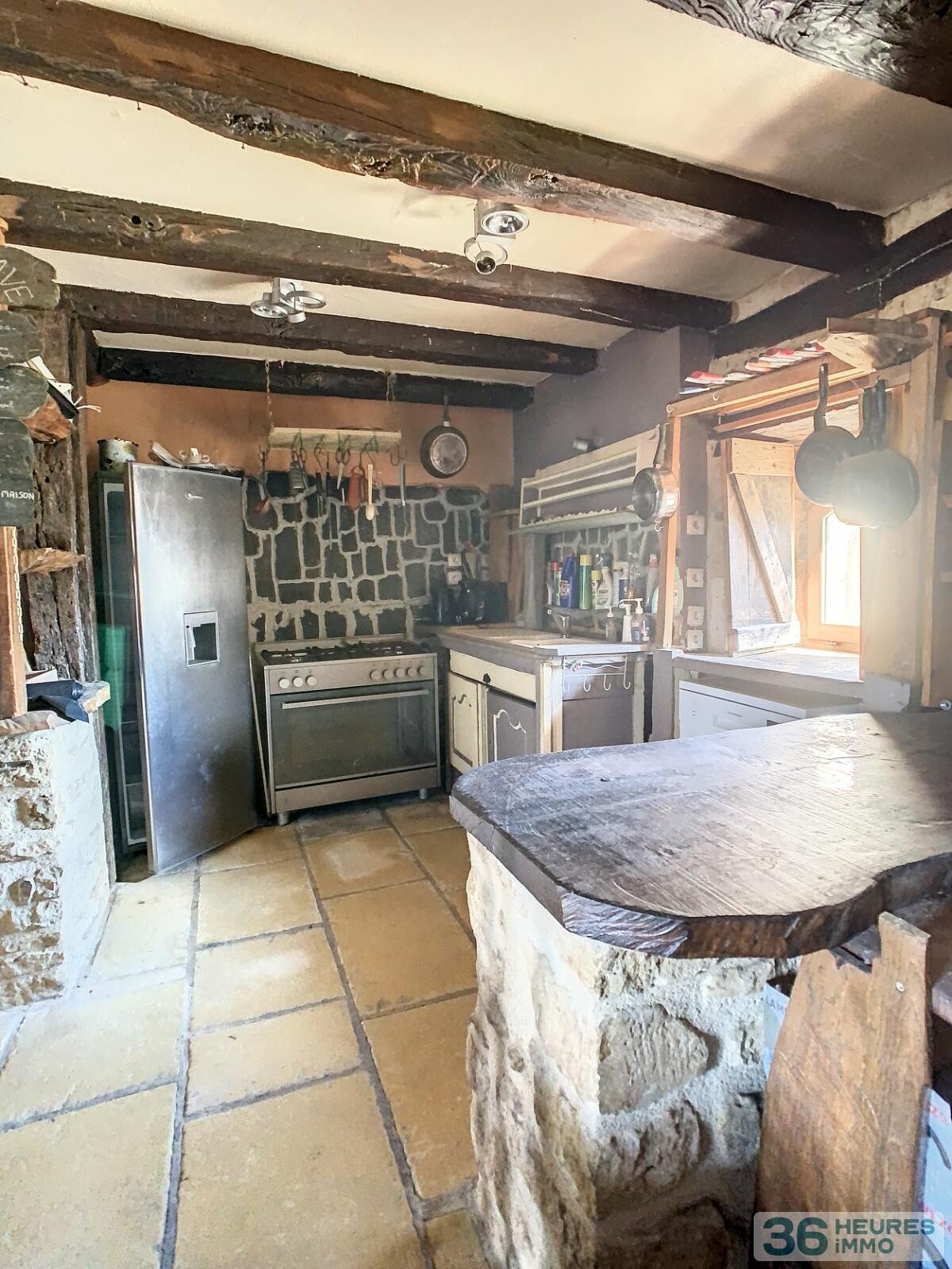 Ensemble immobilier - maison + grange + dépendances sur vaste terrain