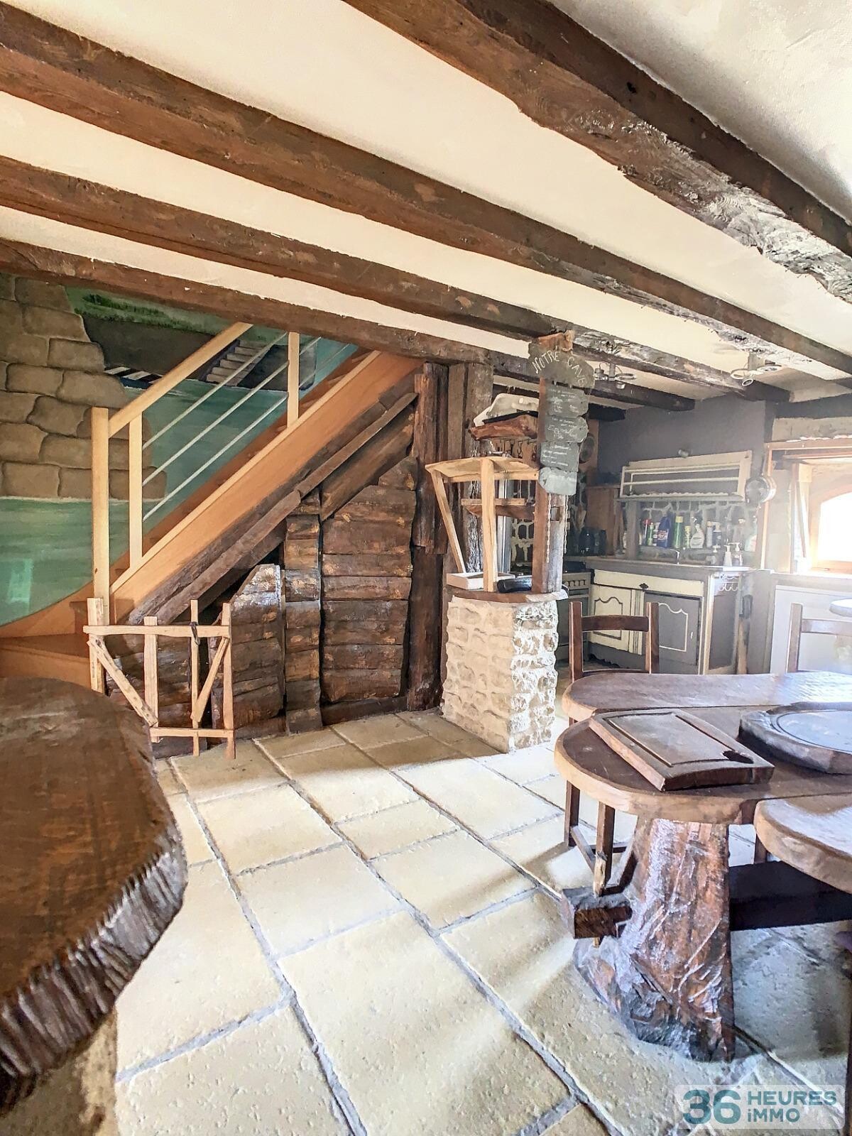 Ensemble immobilier - maison + grange + dépendances sur vaste terrain