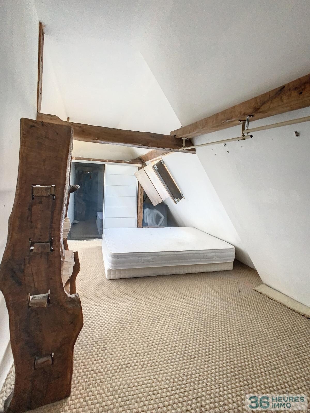 Ensemble immobilier - maison + grange + dépendances sur vaste terrain