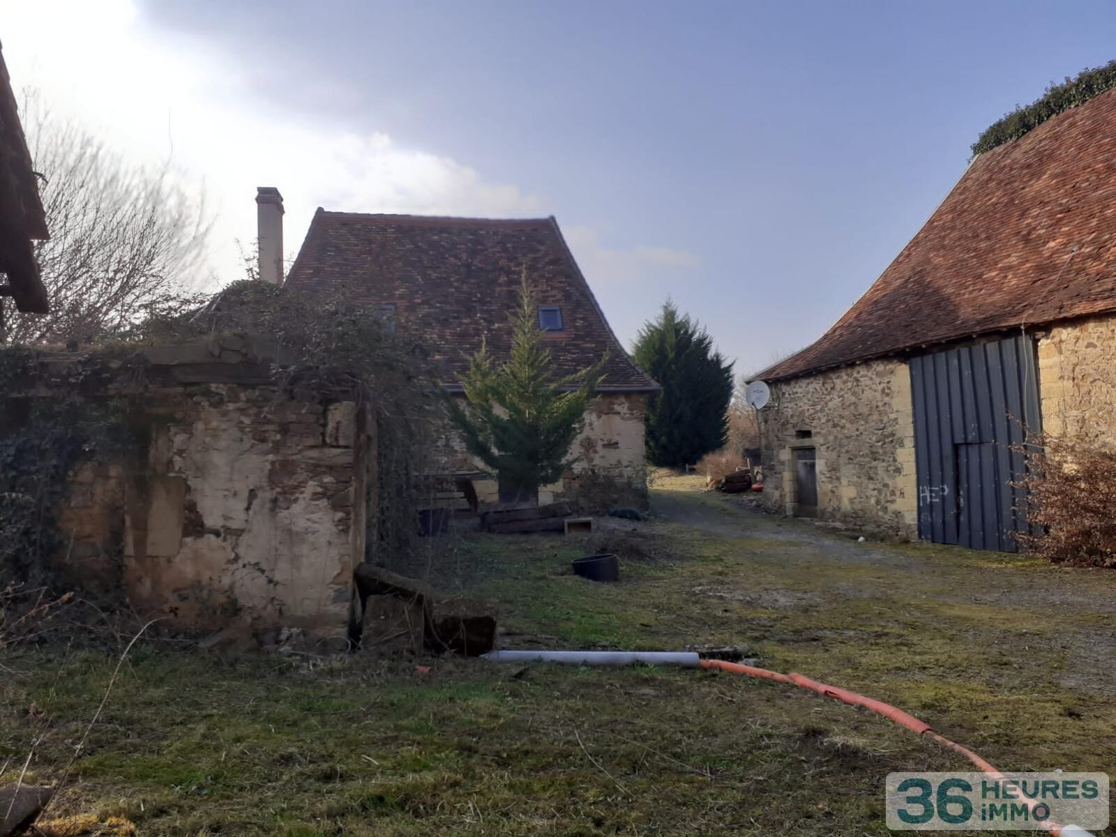 Ensemble immobilier - maison + grange + dépendances sur vaste terrain