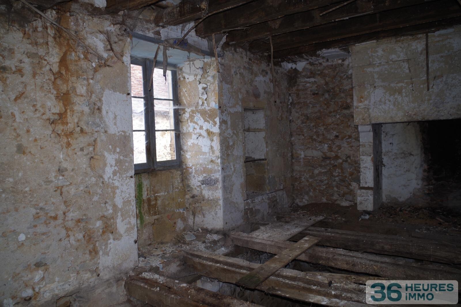 Ensemble immobilier - maison + grange + dépendances sur vaste terrain