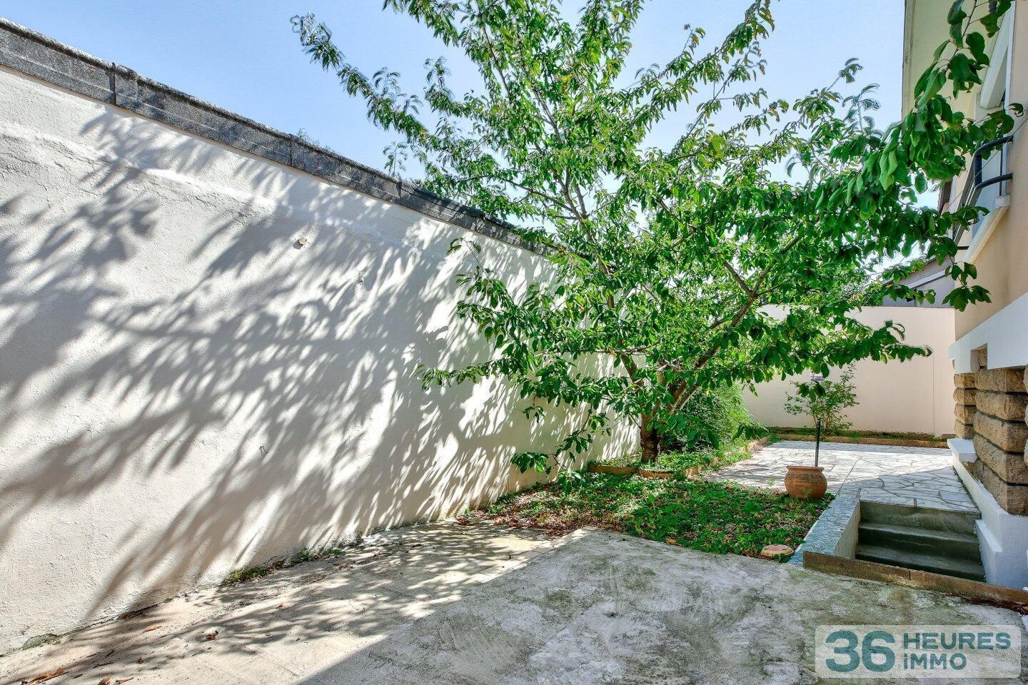 Pavillon avec jardin, sous-sol et comble