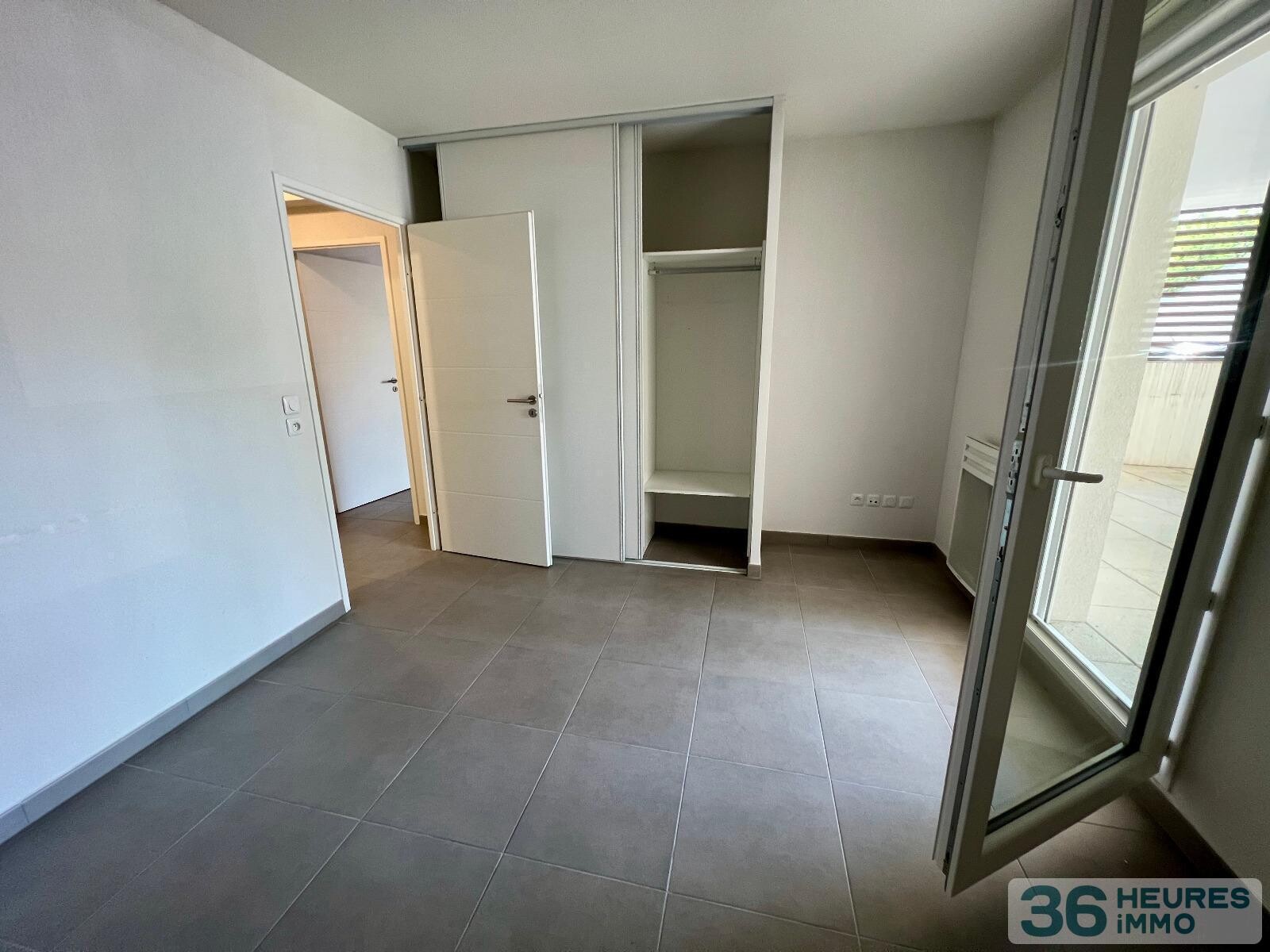 Appartement t2 avec terrasse de 24m2 et 2 parkings