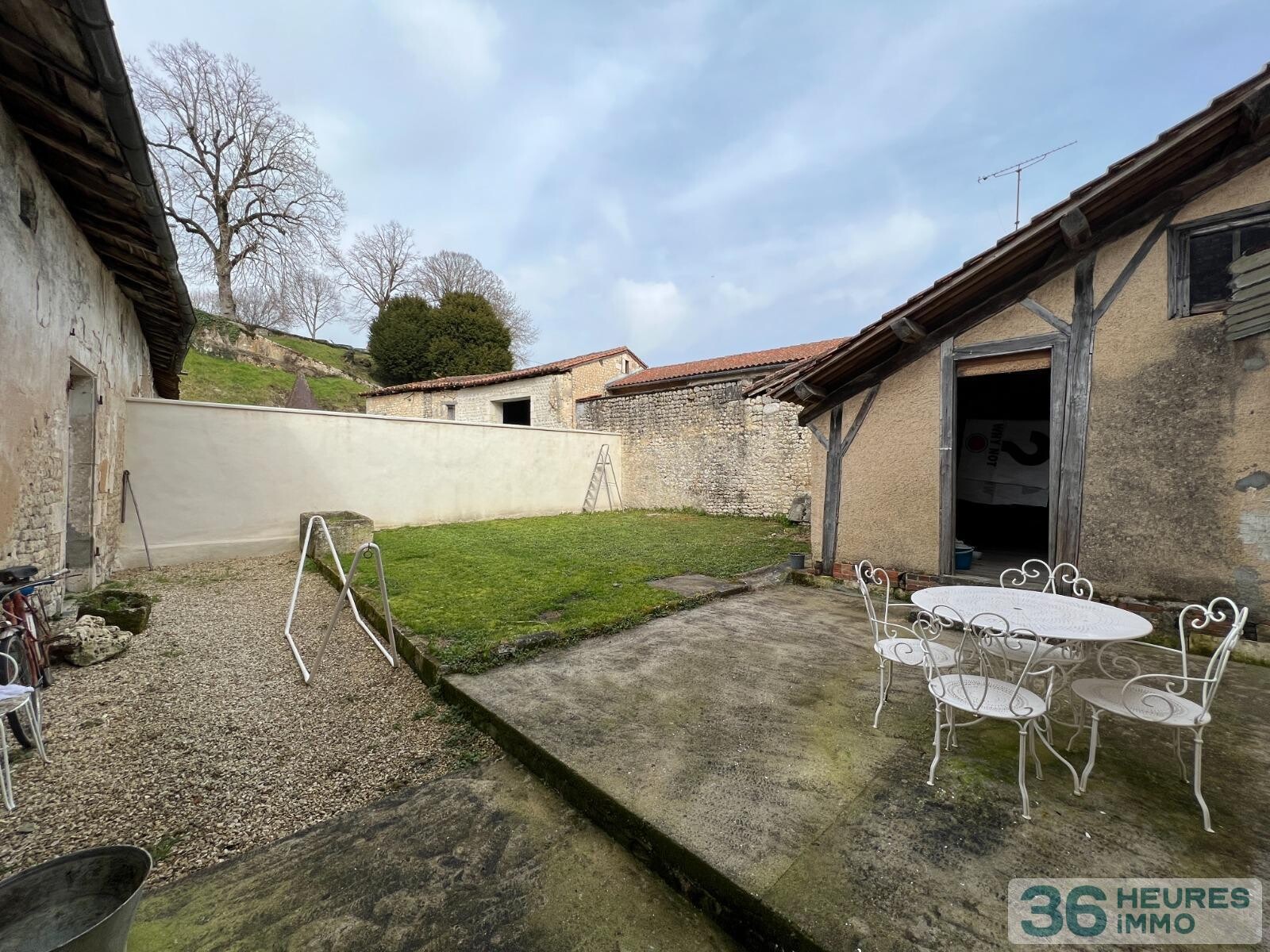 Immeubles en pierres avec appartement bon etat