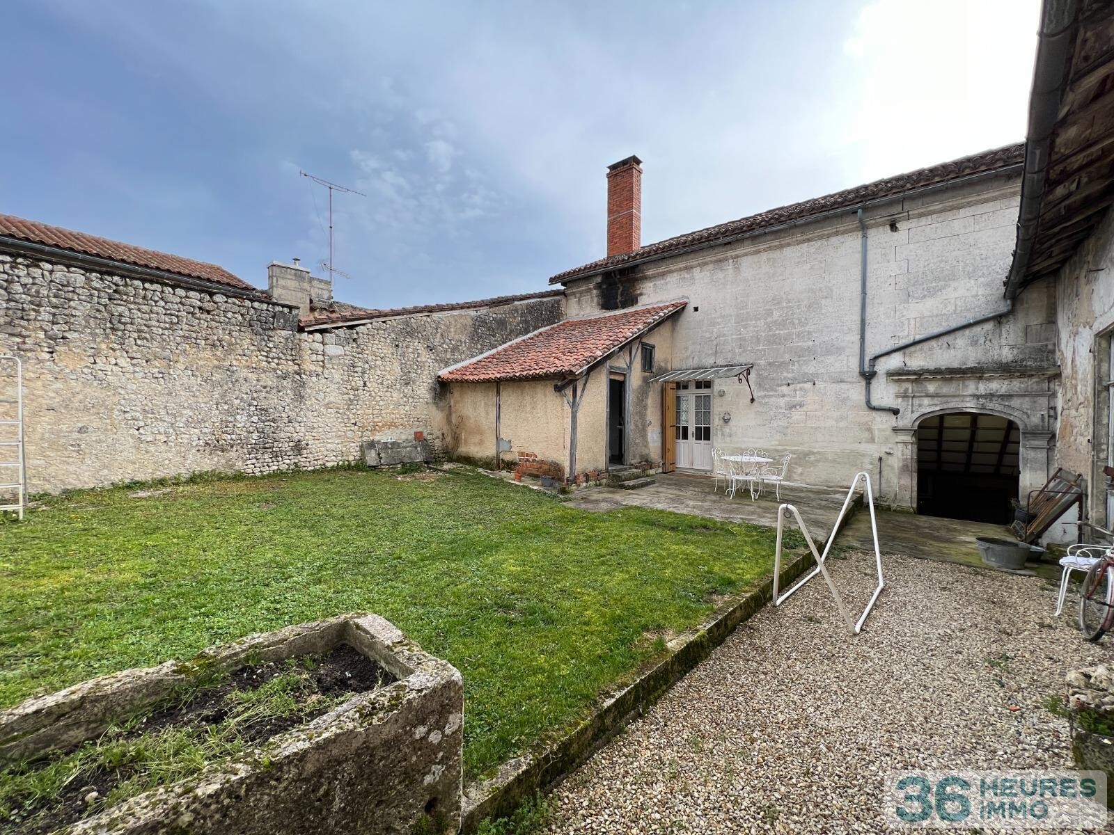 Immeubles en pierres avec appartement bon etat