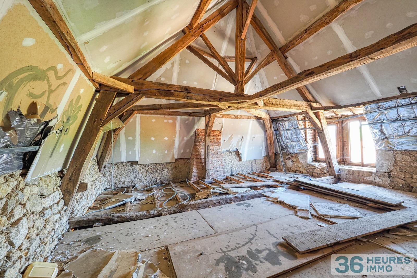 A vendre maison de ville à rénover entièrement.