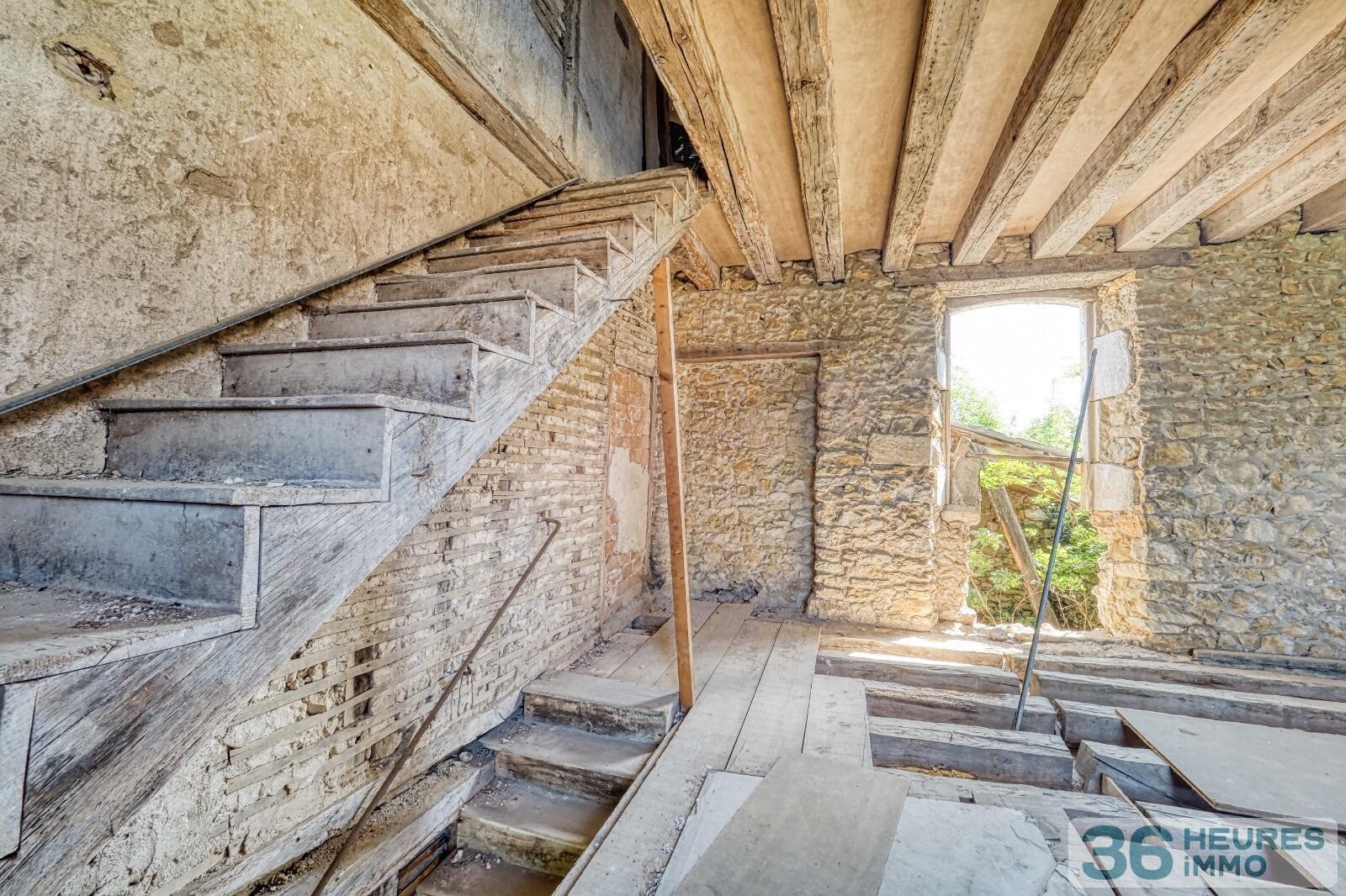 A vendre maison de ville à rénover entièrement.