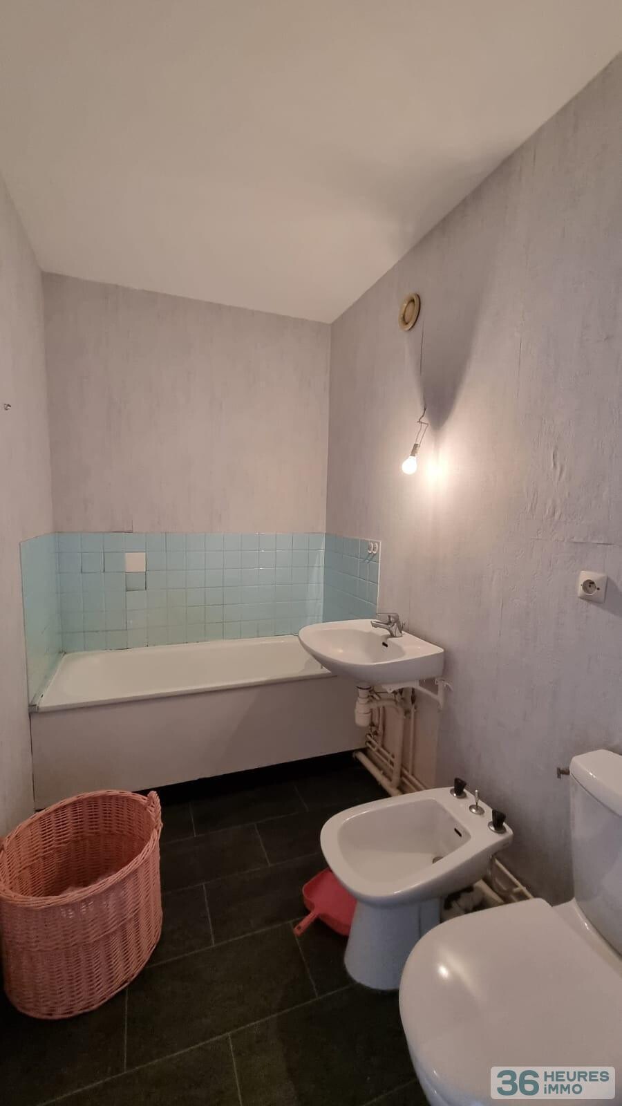 Studio avec balcon - cave et parking 