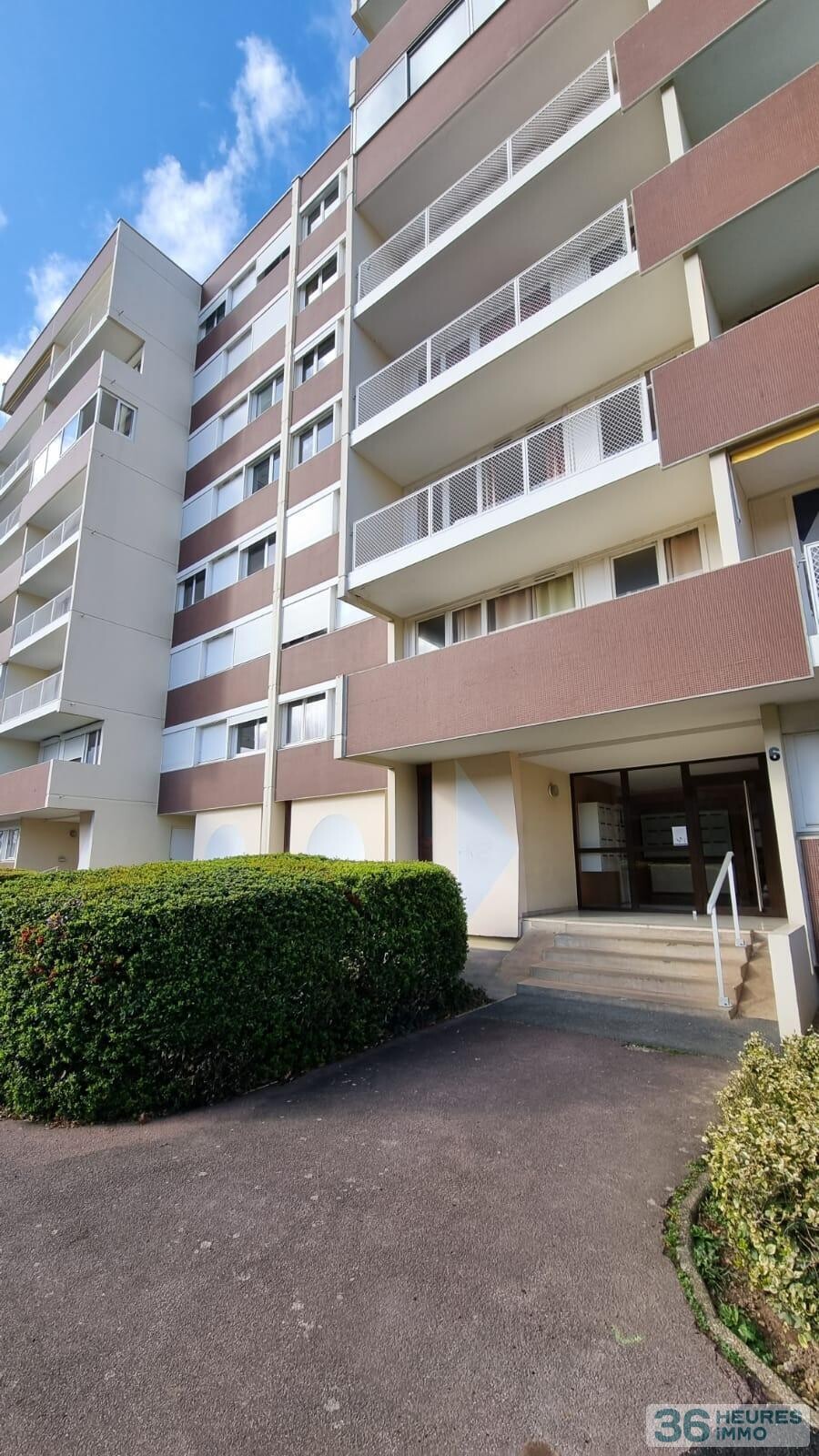 Studio avec balcon - cave et parking 