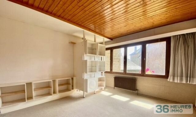 Maison de ville avec garage, nichée au fond d'un jardin ensoleillé.
