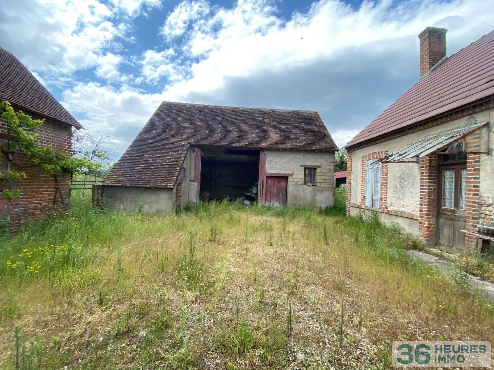 Ferme a renover et vaste terrain (en partie constructible)