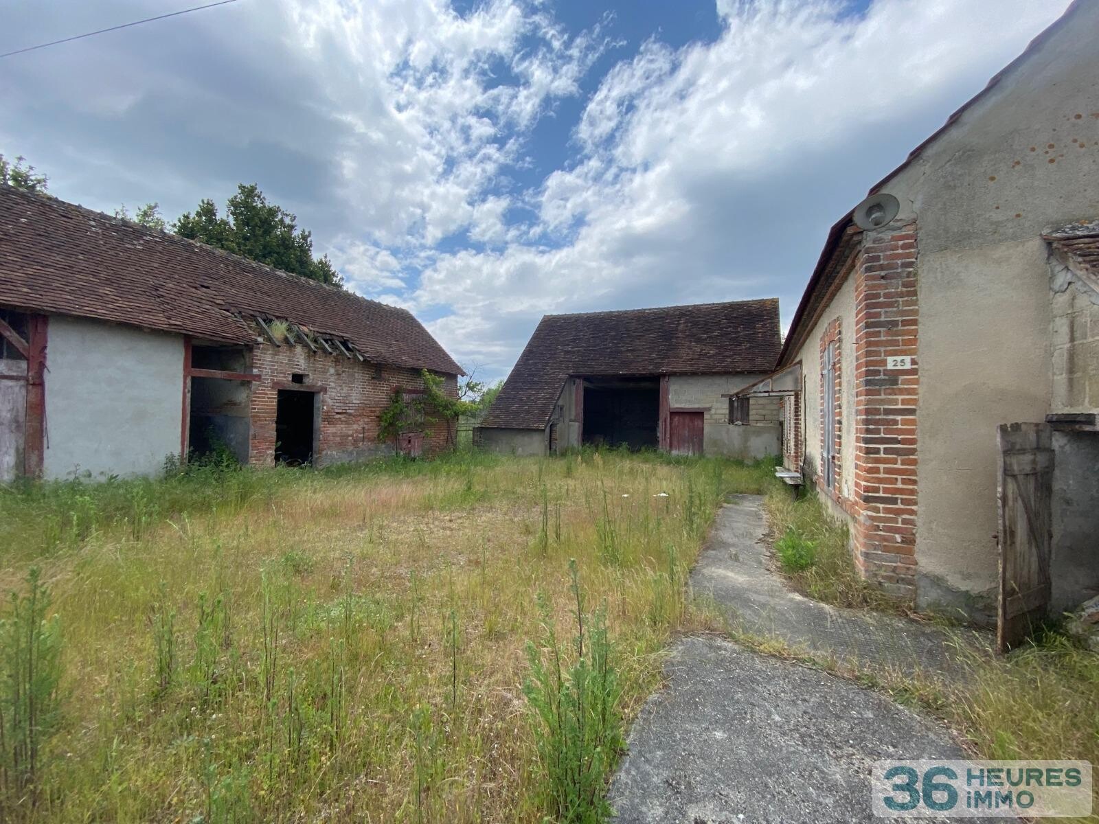 Ferme a renover et vaste terrain (en partie constructible)