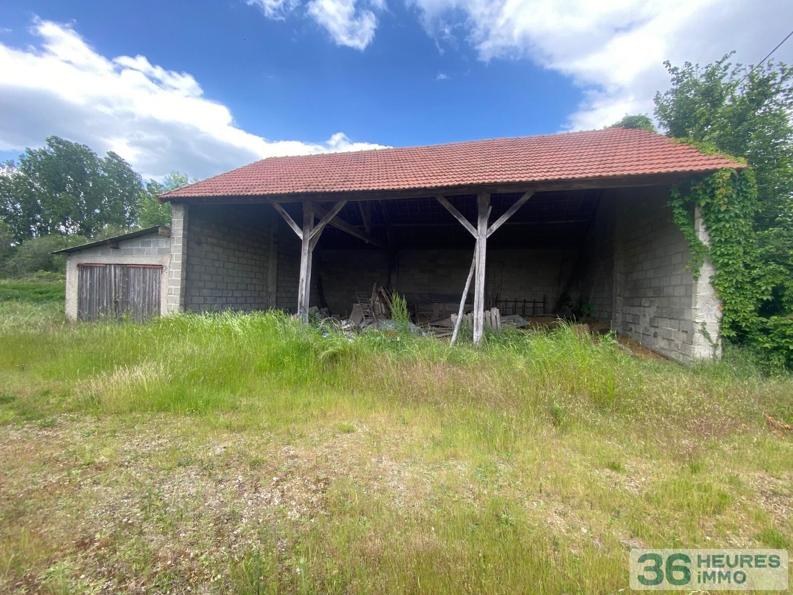 Ferme a renover et vaste terrain (en partie constructible)