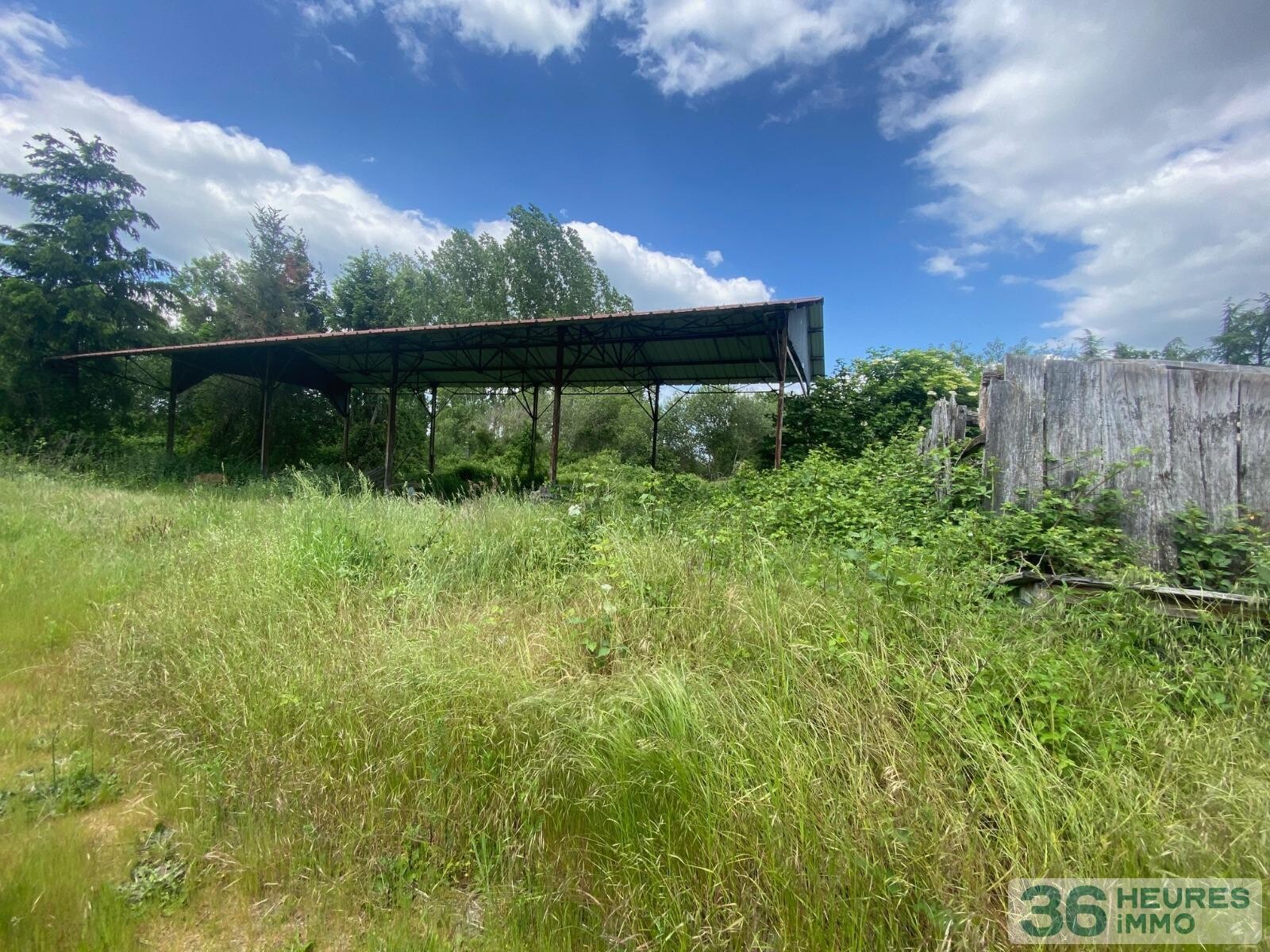 Ferme a renover et vaste terrain (en partie constructible)
