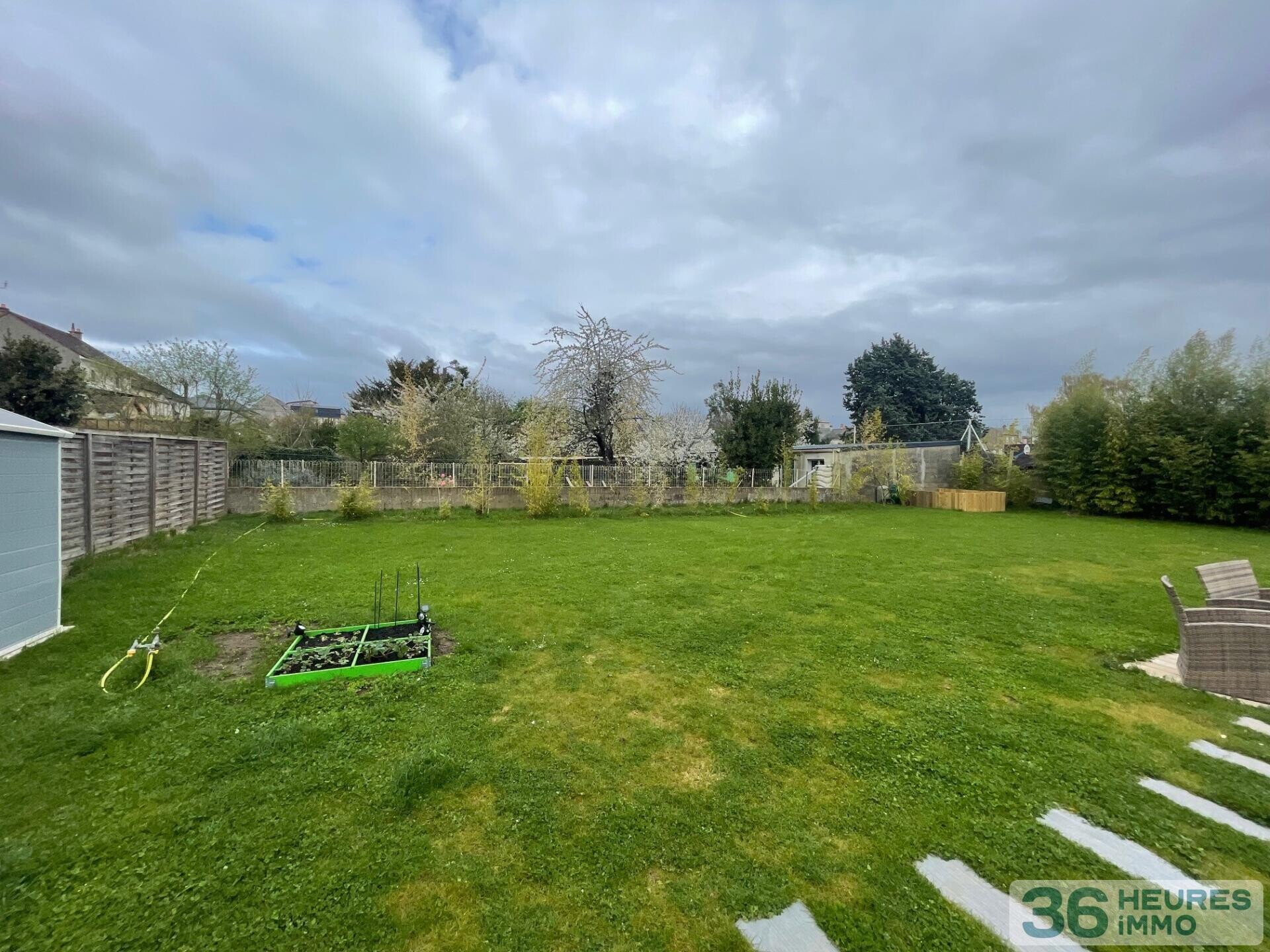 Terrain a bâtir avec petite maison