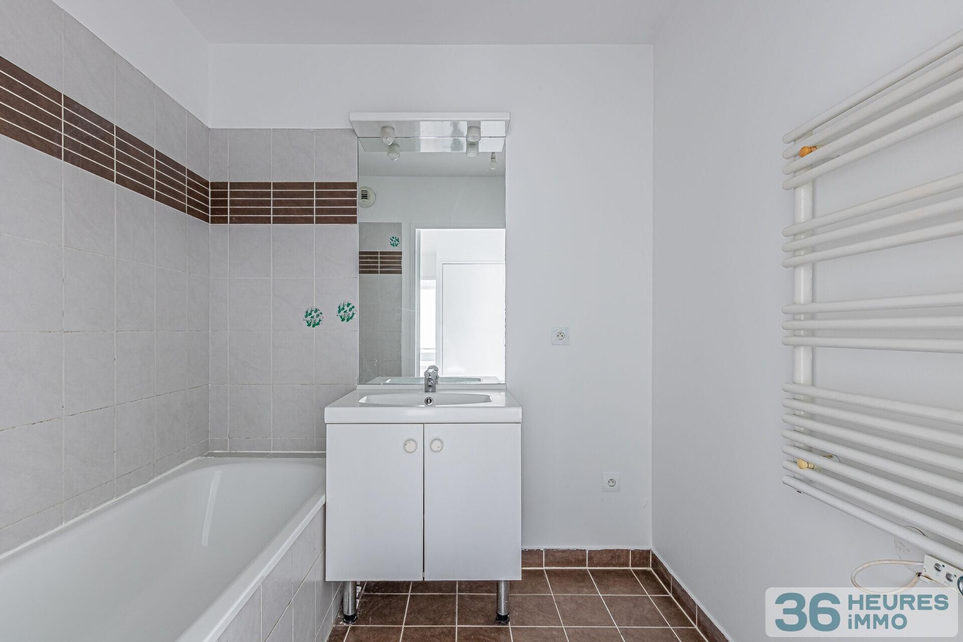 Trois pieces 65 m2 balcon ascenseur parking cave