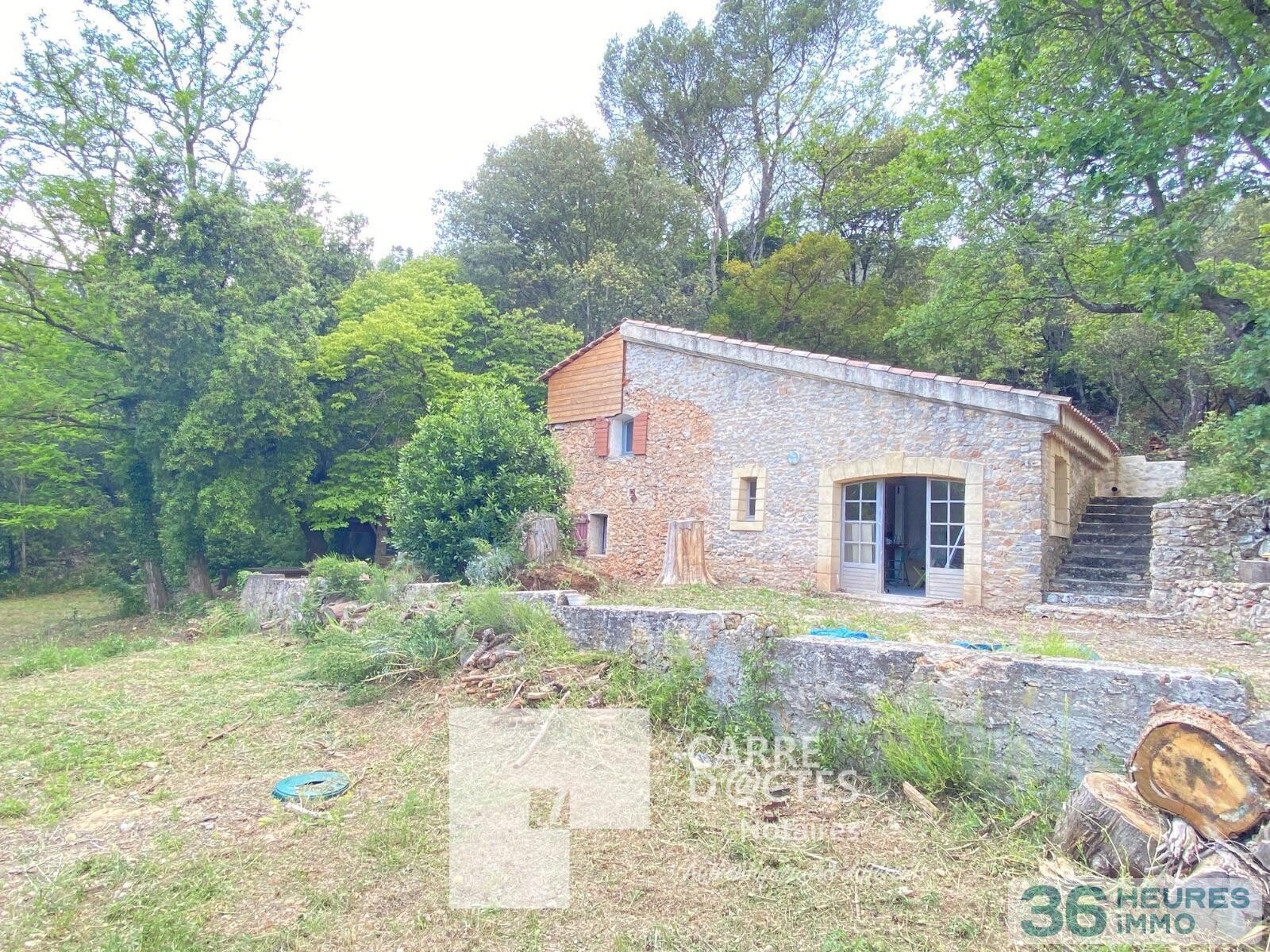 Sur 4311 m2 de terrain, cabanon en pierre de 65 m2 utiles environ.