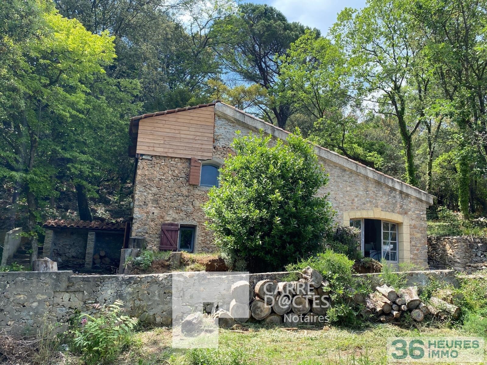 Sur 4311 m2 de terrain, cabanon en pierre de 65 m2 utiles environ.