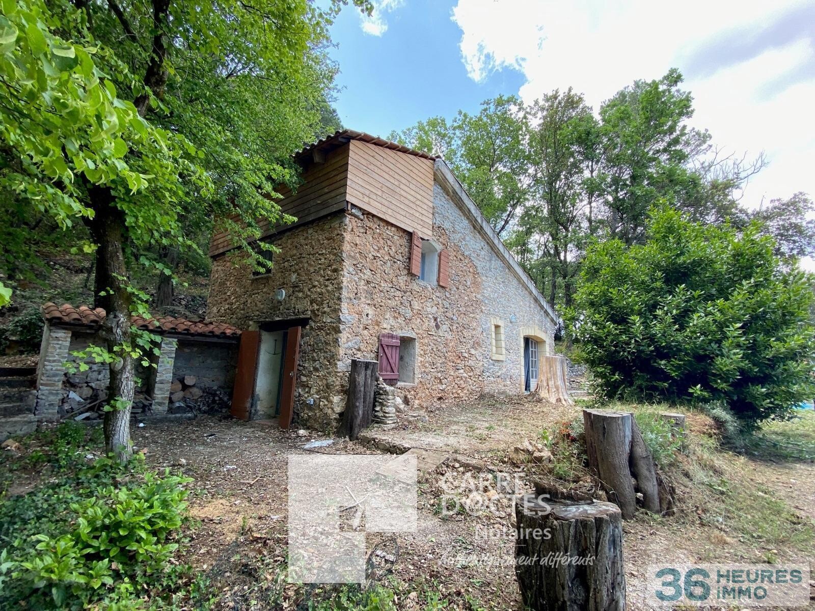 Sur 4311 m2 de terrain, cabanon en pierre de 65 m2 utiles environ.