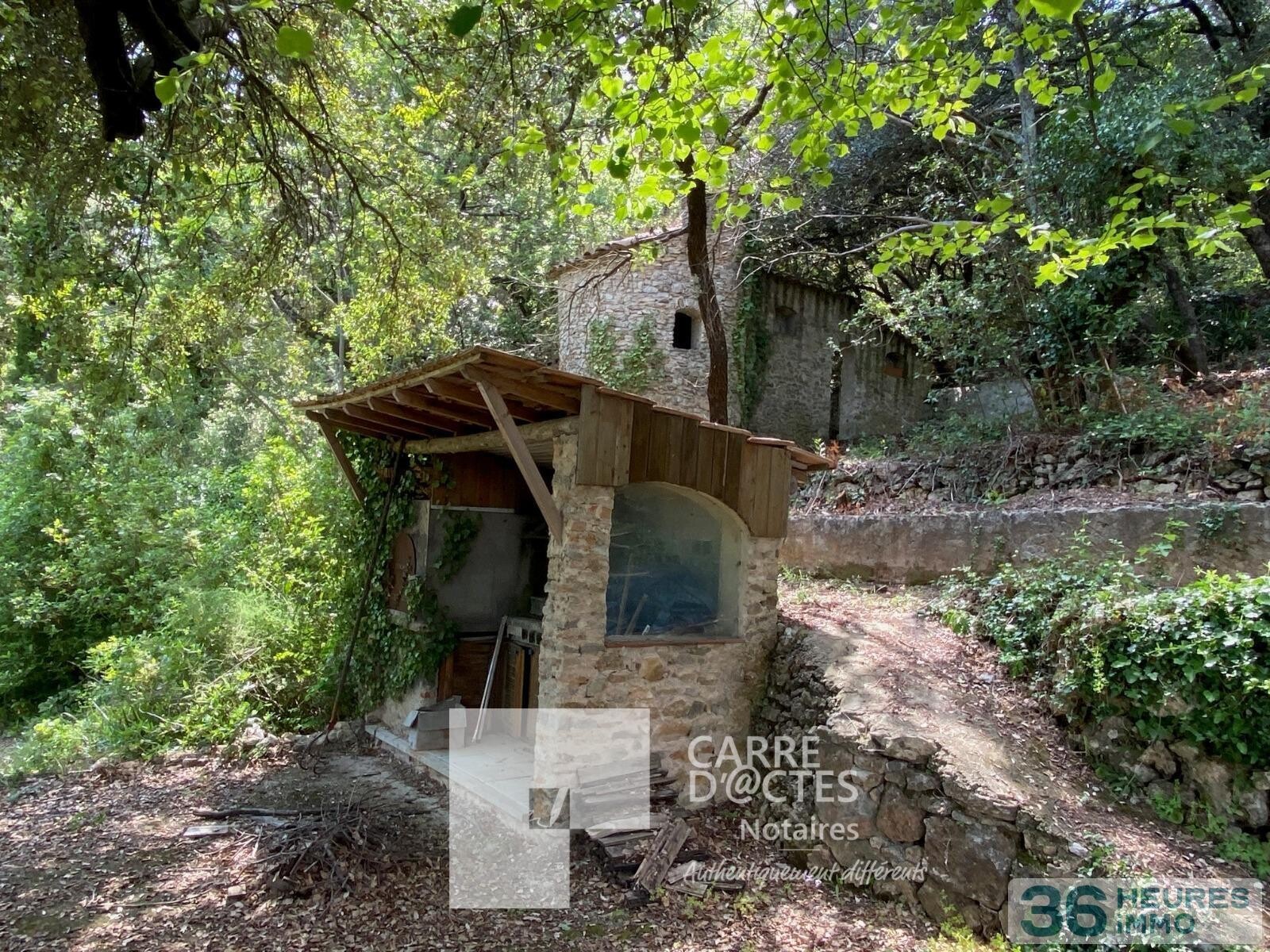 Sur 4311 m2 de terrain, cabanon en pierre de 65 m2 utiles environ.