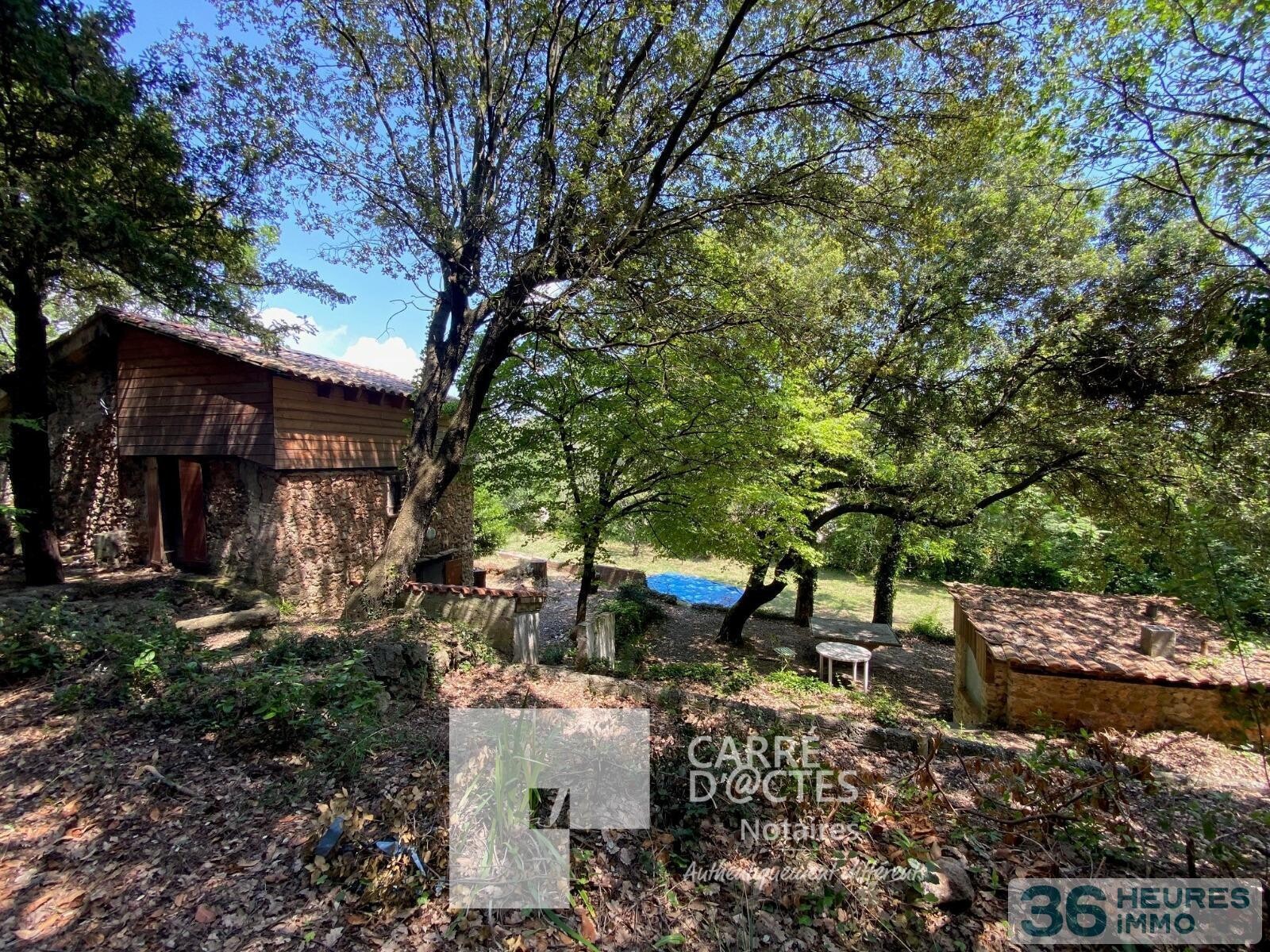 Sur 4311 m2 de terrain, cabanon en pierre de 65 m2 utiles environ.