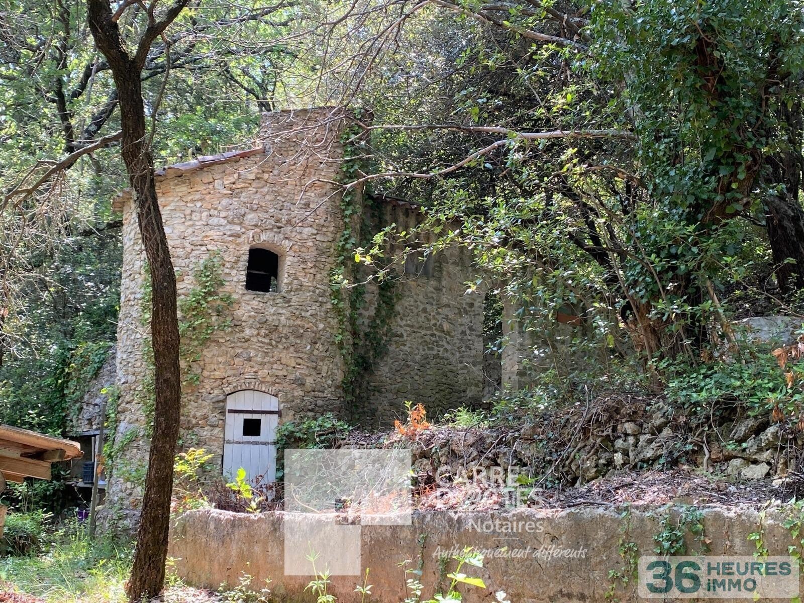 Sur 4311 m2 de terrain, cabanon en pierre de 65 m2 utiles environ.