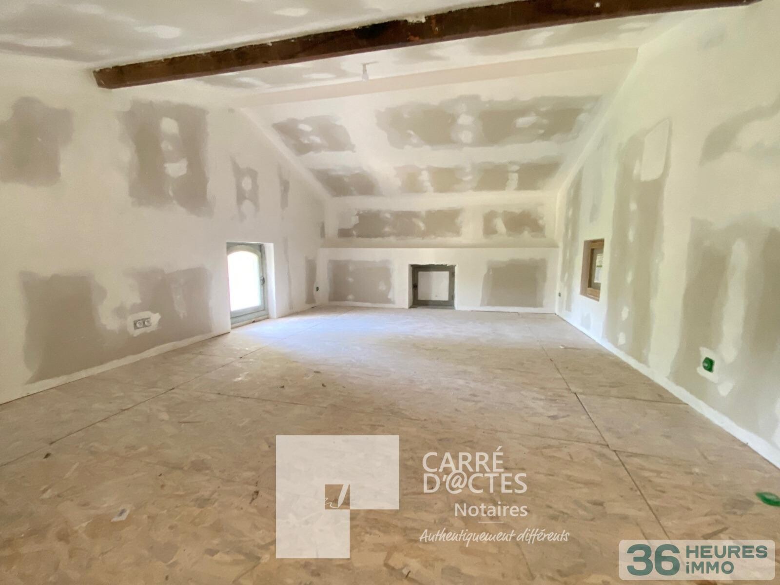 Sur 4311 m2 de terrain, cabanon en pierre de 65 m2 utiles environ.